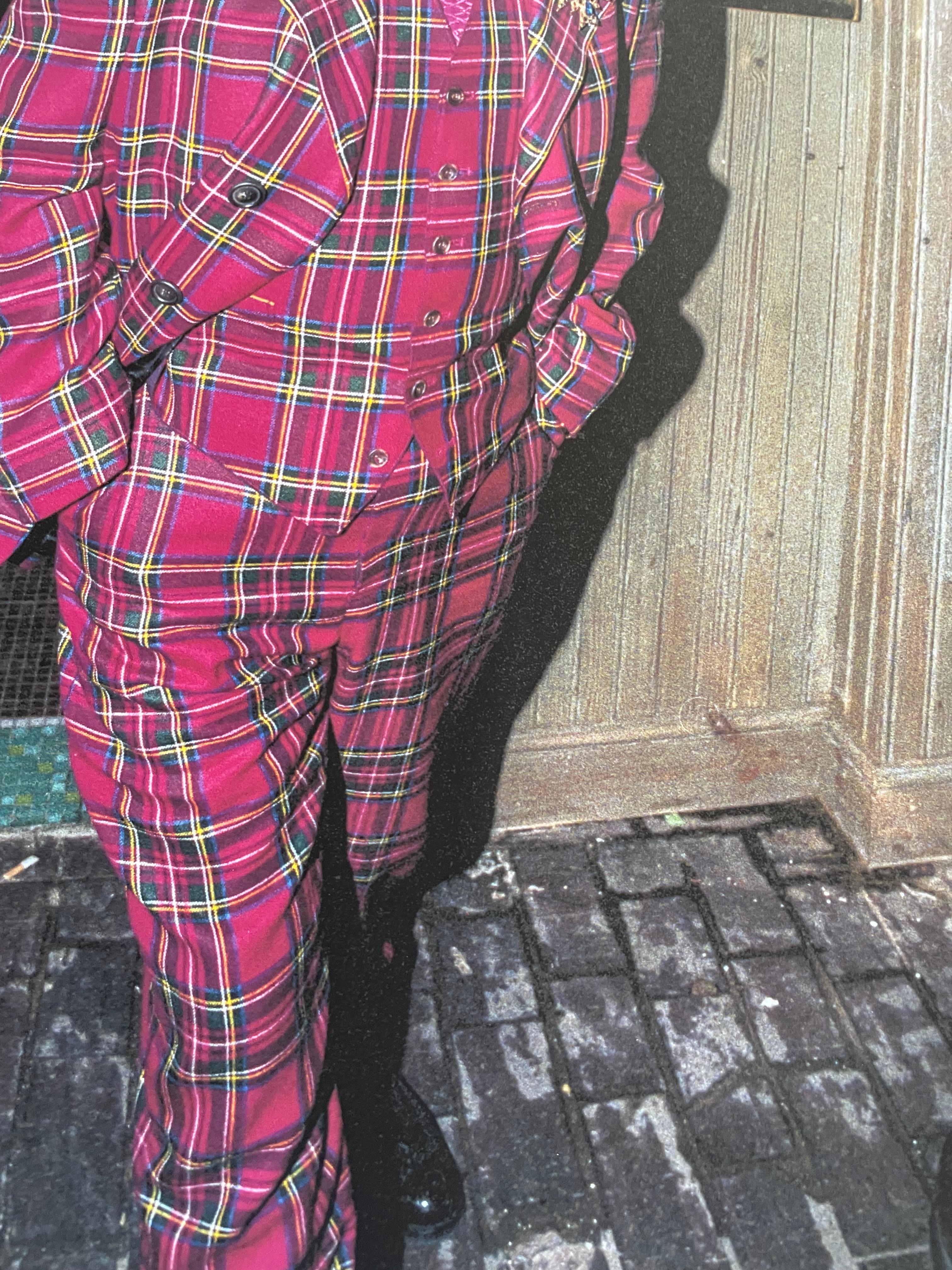 Elton John portant un plaid à  Tirage couleur Linley bday party, Londres 1991 25x17 en vente 1
