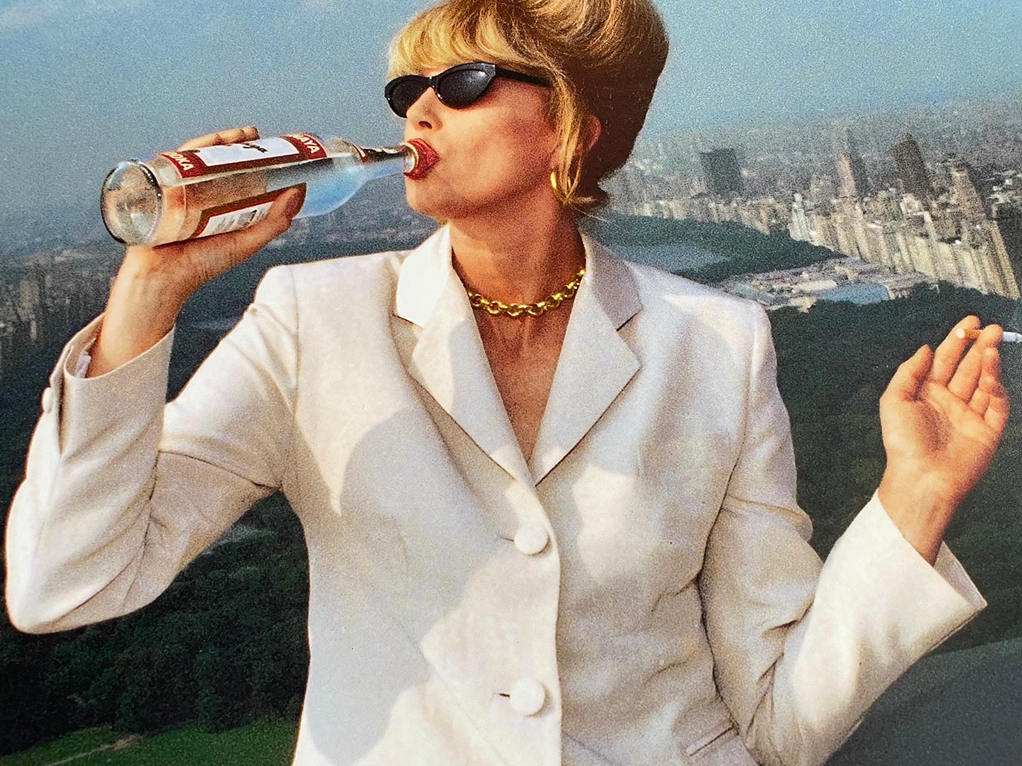 Joanna Lumley , Ab Fab, Carnegie Tower, NYC 1994 Farbdruck in limitierter Auflage (Zeitgenössisch), Photograph, von David Koppel