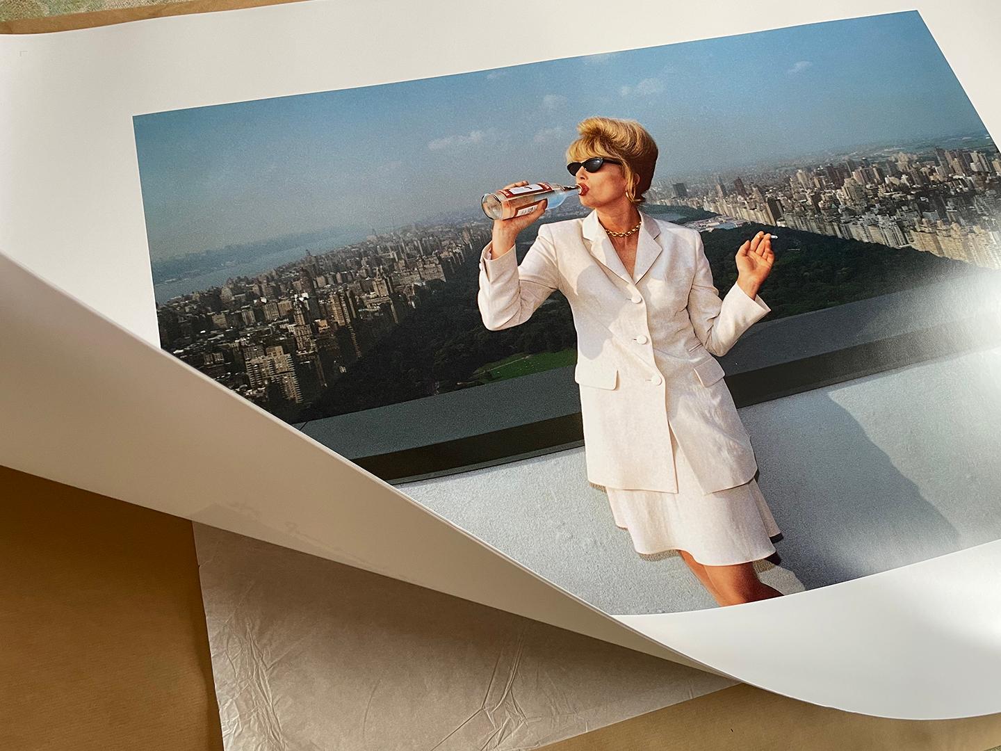 Joanna Lumley , Ab Fab, Carnegie Tower, NYC 1994 Farbdruck in limitierter Auflage (Grau), Color Photograph, von David Koppel