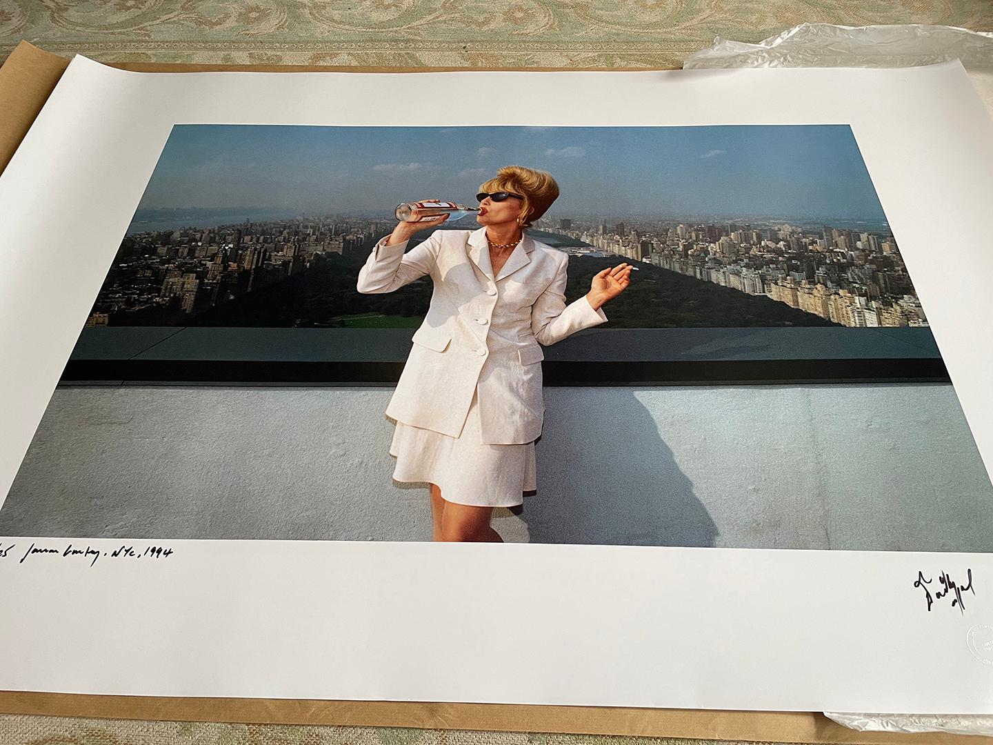Ikonischer und seltener Abzug in limitierter Auflage direkt vom Negativ, signiert am unteren rechten Rand und mit dem Blindstempel des Fotografen versehen.
Dies ist die Nummer 8/25.
Das Bild misst 36 x 23,5 Zoll mit einem Rand von 4 Zoll rundherum,