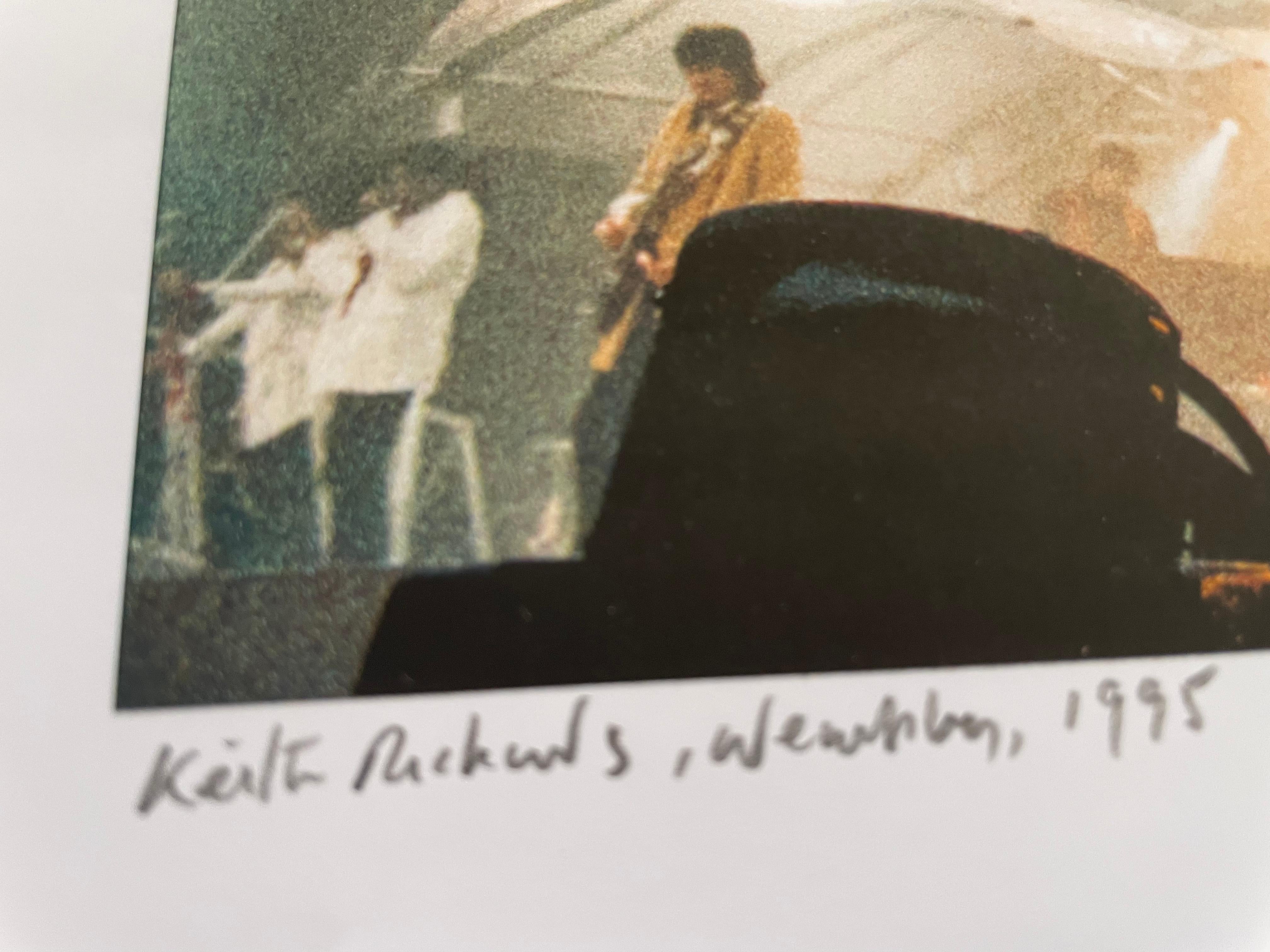Keith Richards Rolling Stones Wembley 1995 Stampa a colori 25x17 in vendita 7