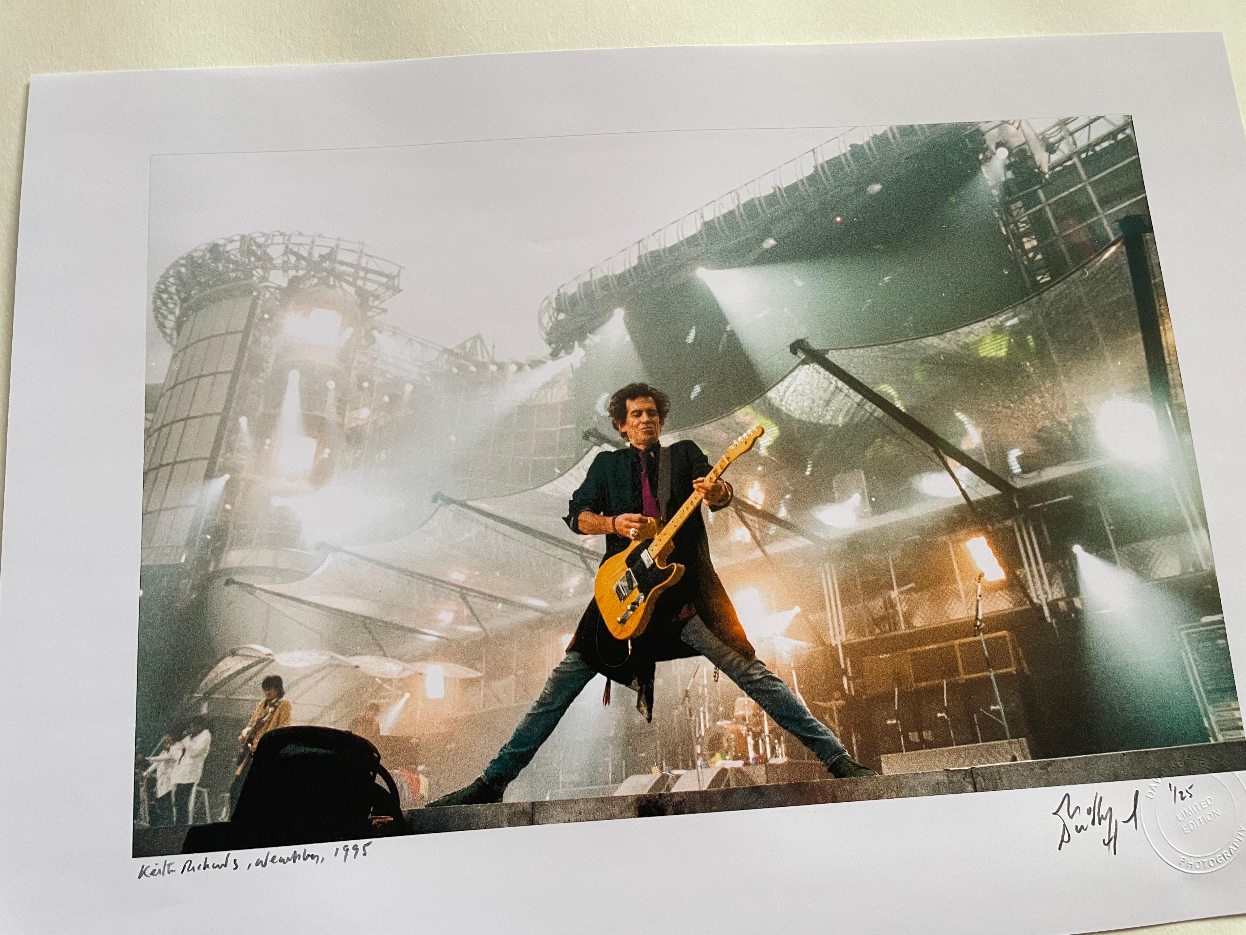 Keith Richards Rolling Stones Wembley 1995 Stampa a colori 25x17 - Photograph Contemporaneo di David Koppel