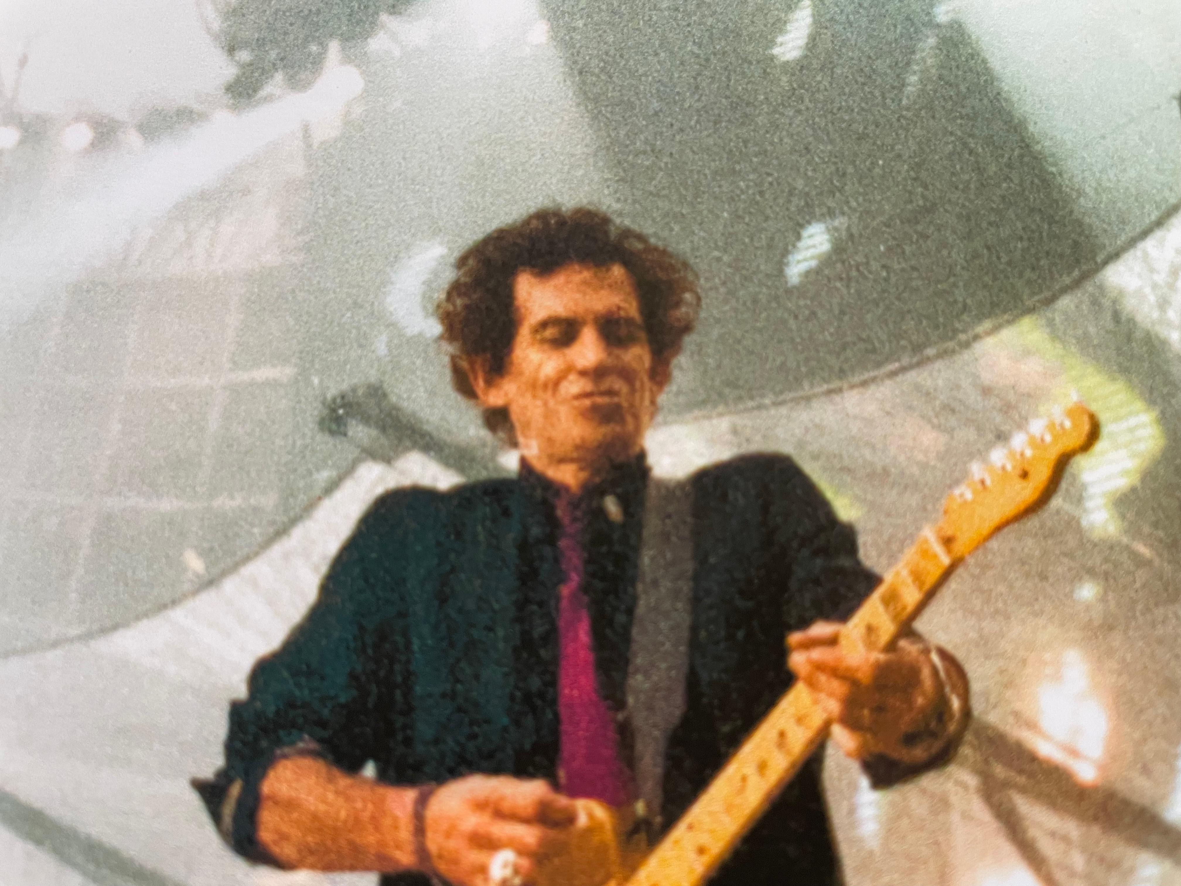 Keith Richards Rolling Stones Wembley 1995 Stampa a colori 25x17 - Color Photograph Beige di David Koppel