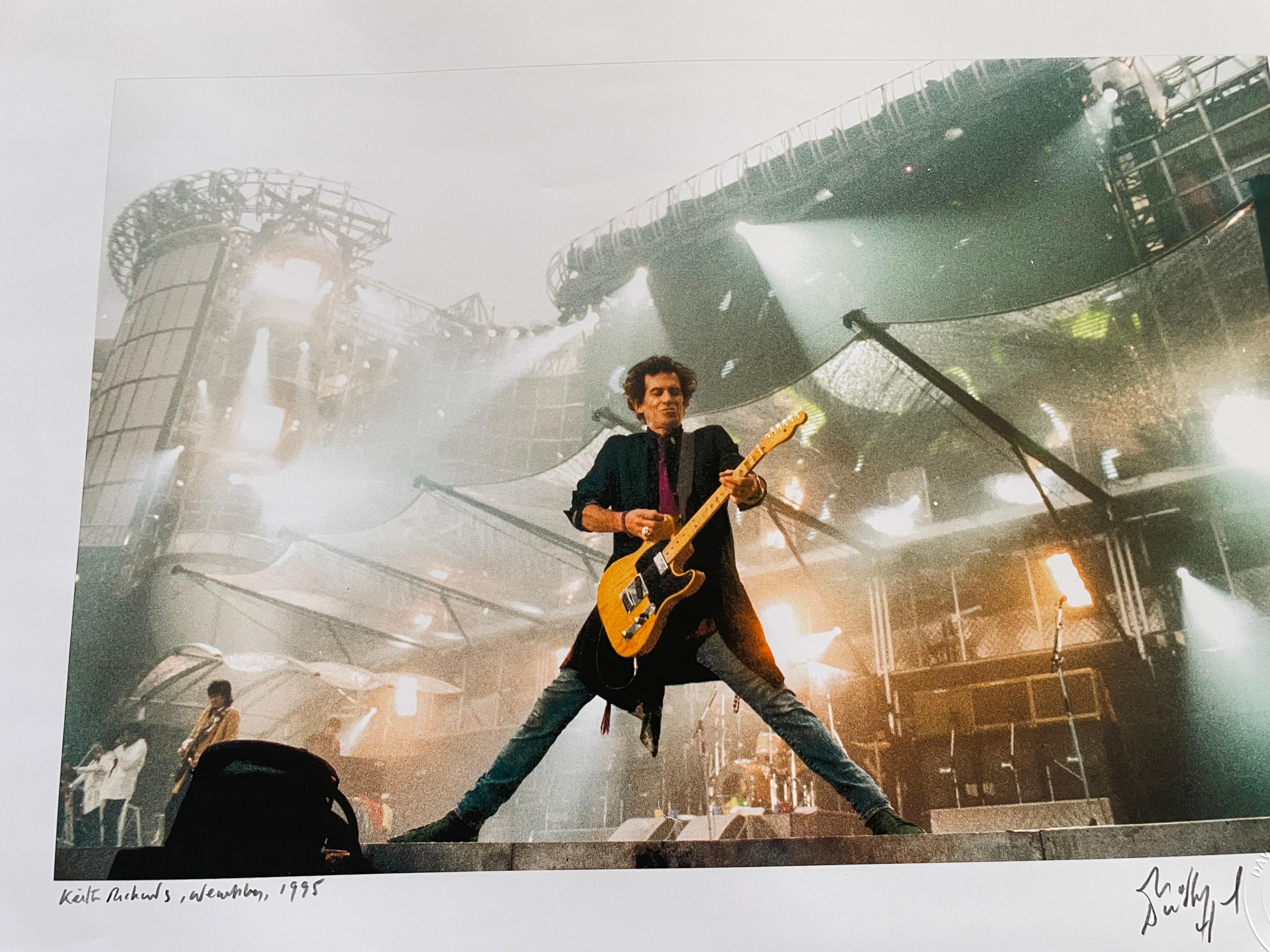 Keith Richards Rolling Stones Wembley 1995 Stampa a colori 25x17 in vendita 1