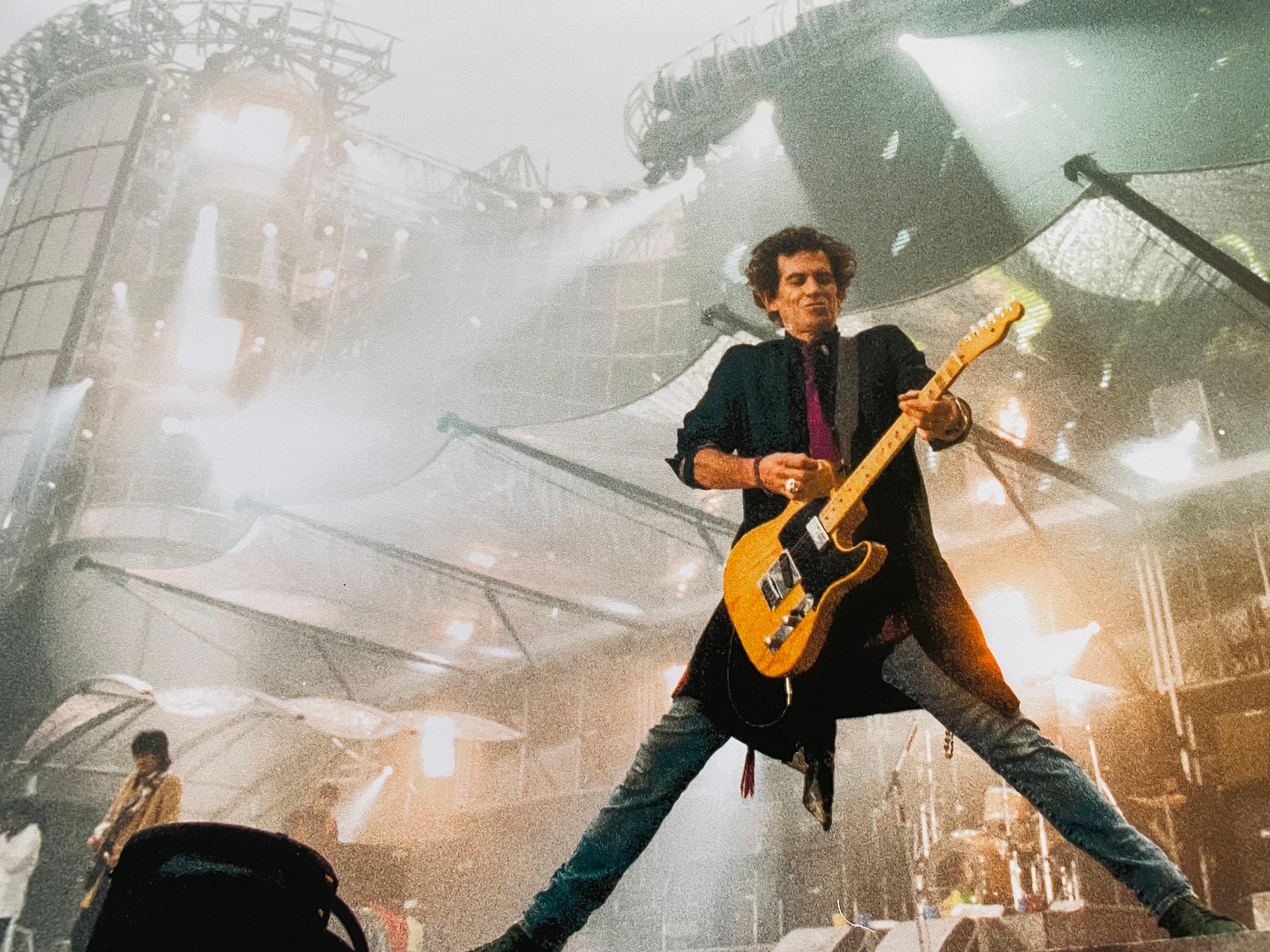 Keith Richards Rolling Stones Wembley 1995 Stampa a colori 25x17 in vendita 2