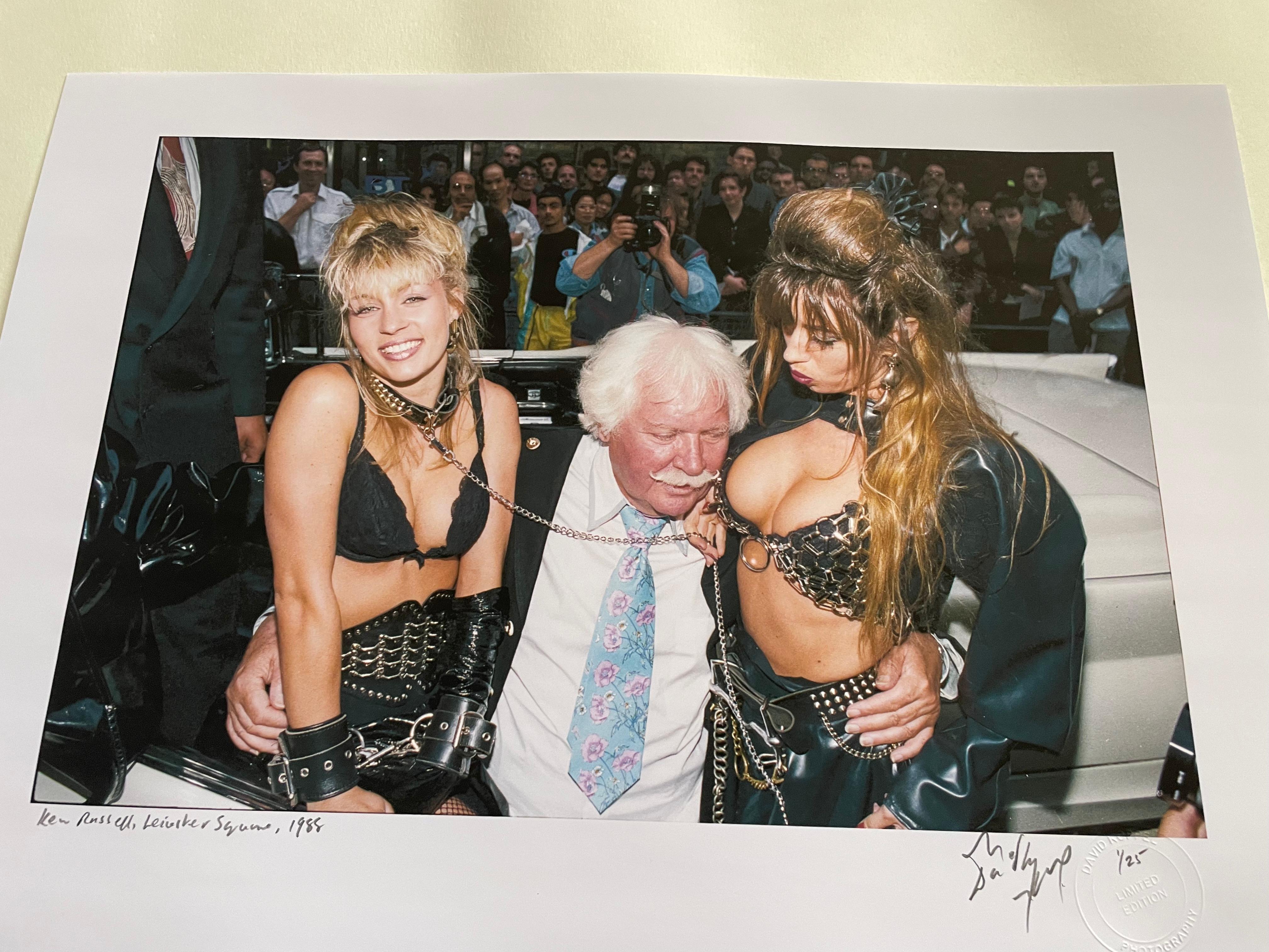 Ken Russell et ses filles arrivent à son film Londres 1991 Impression couleur 25 x 17 pouces en vente 1