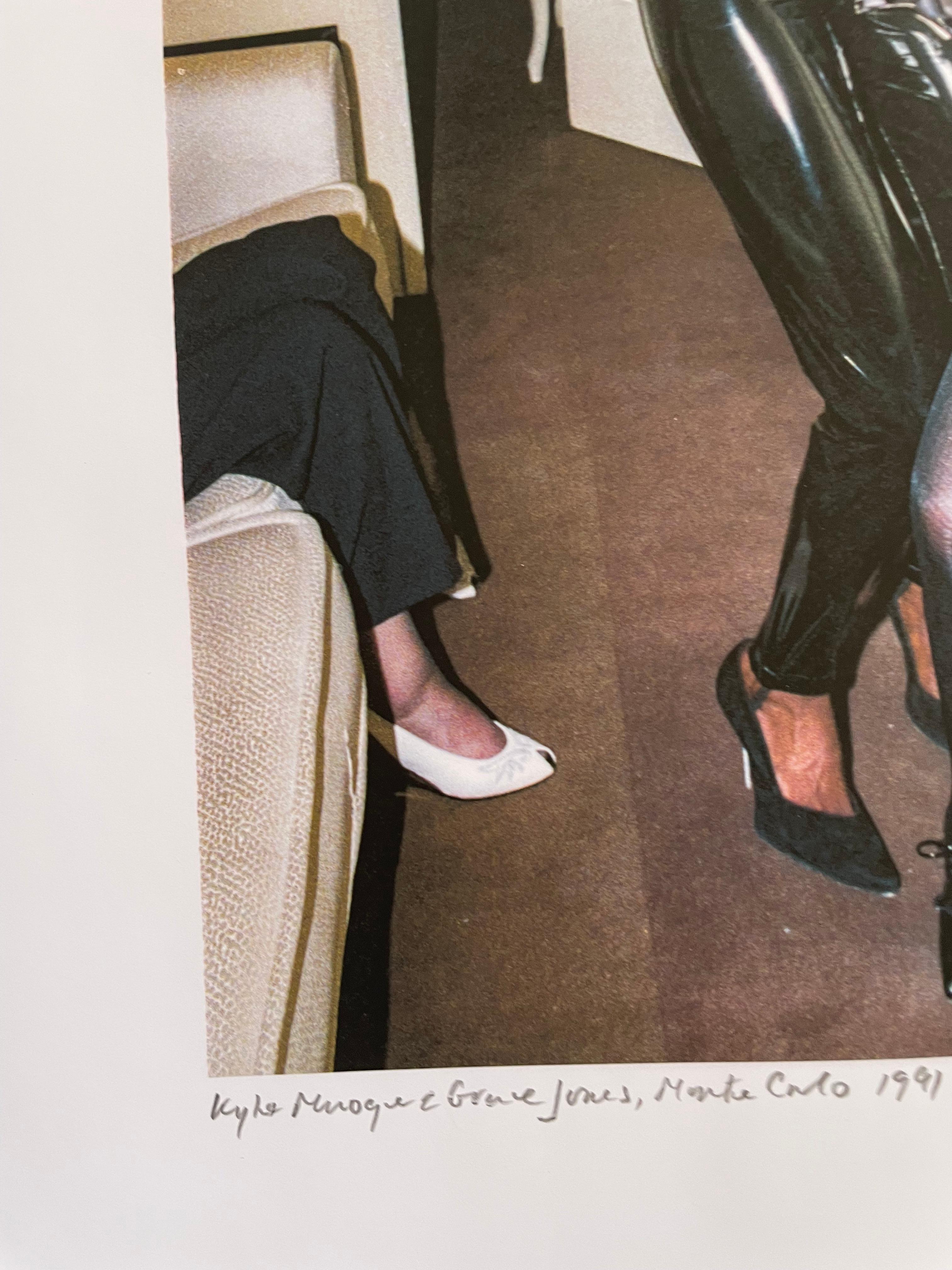 Kylie Minogue e Grace Jones Monte Carlo 1991, stampa a colori - Color Photograph Grigio di David Koppel