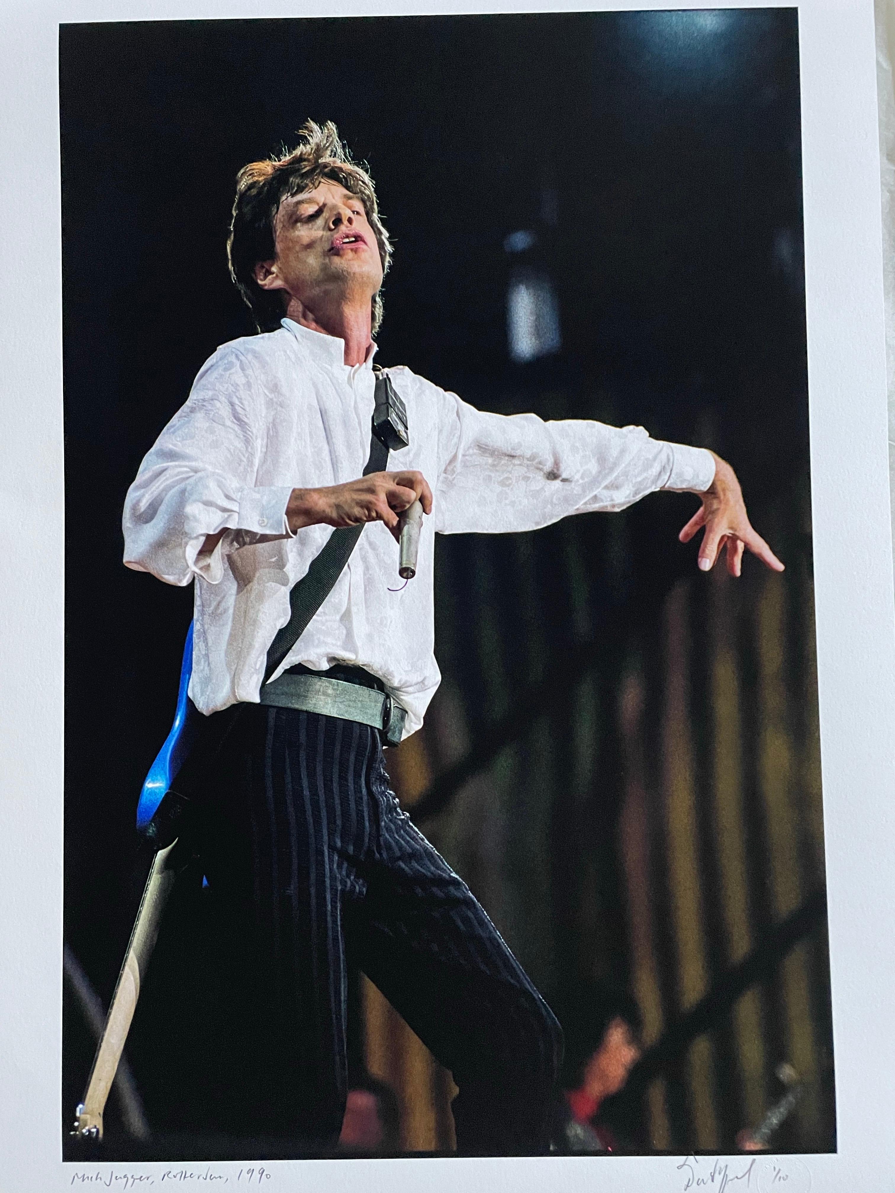 Mick Jagger sul palco di Rotterdam 1990 stampa a colori in edizione limitata - Photograph di David Koppel