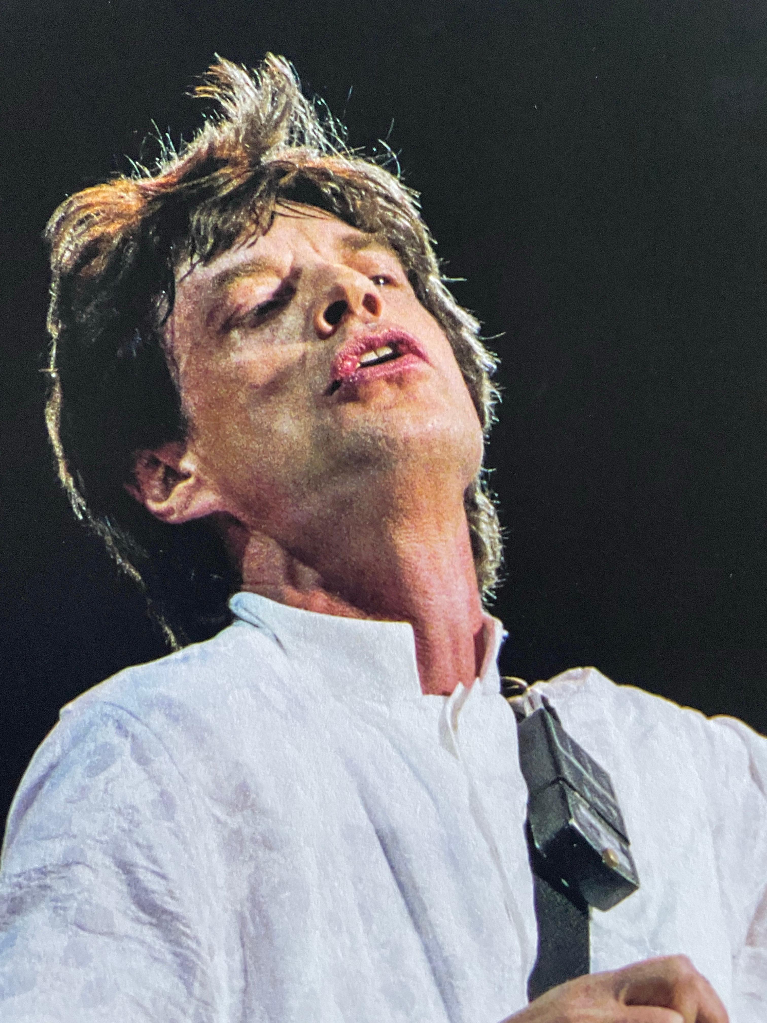 Mick Jagger sul palco di Rotterdam 1990 stampa a colori in edizione limitata - Color Photograph Nero di David Koppel