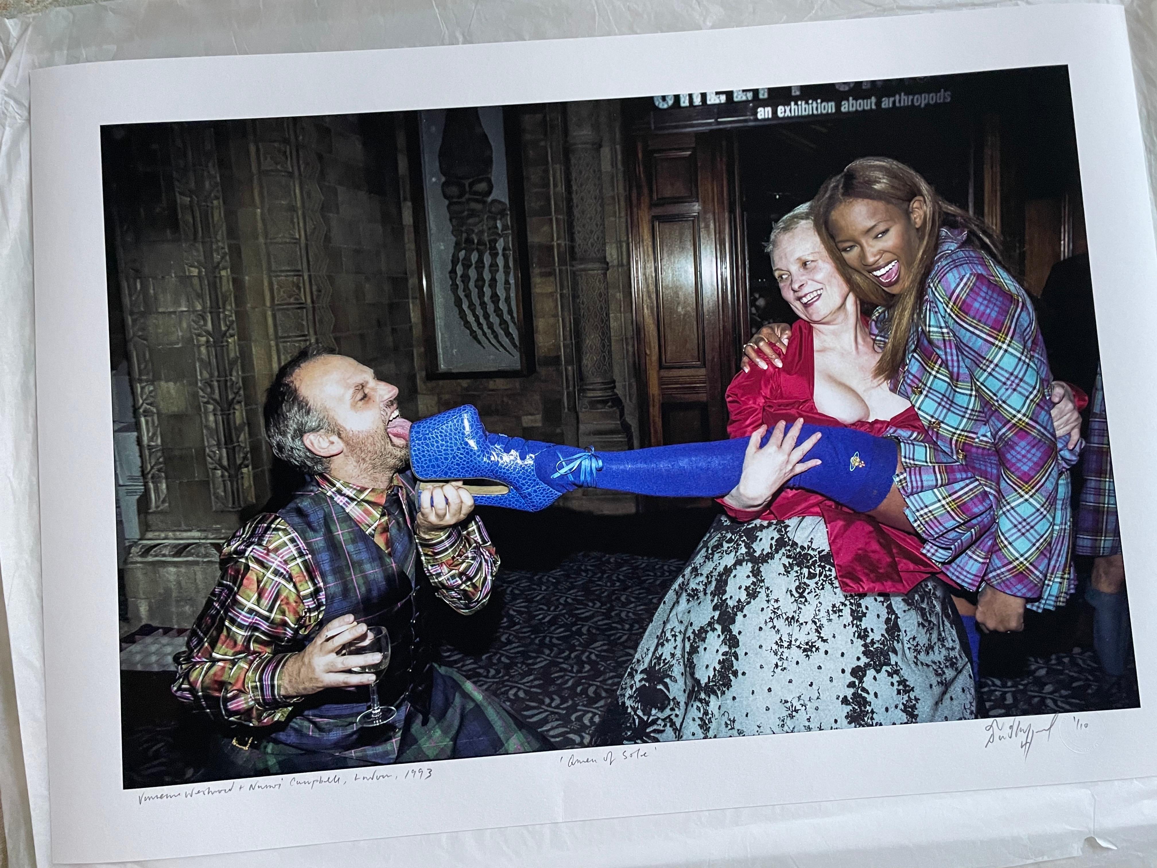 Naomi Campbell y Viv Westwood impresión en color 17 x 25 edición limitada - Photograph Contemporáneo de David Koppel