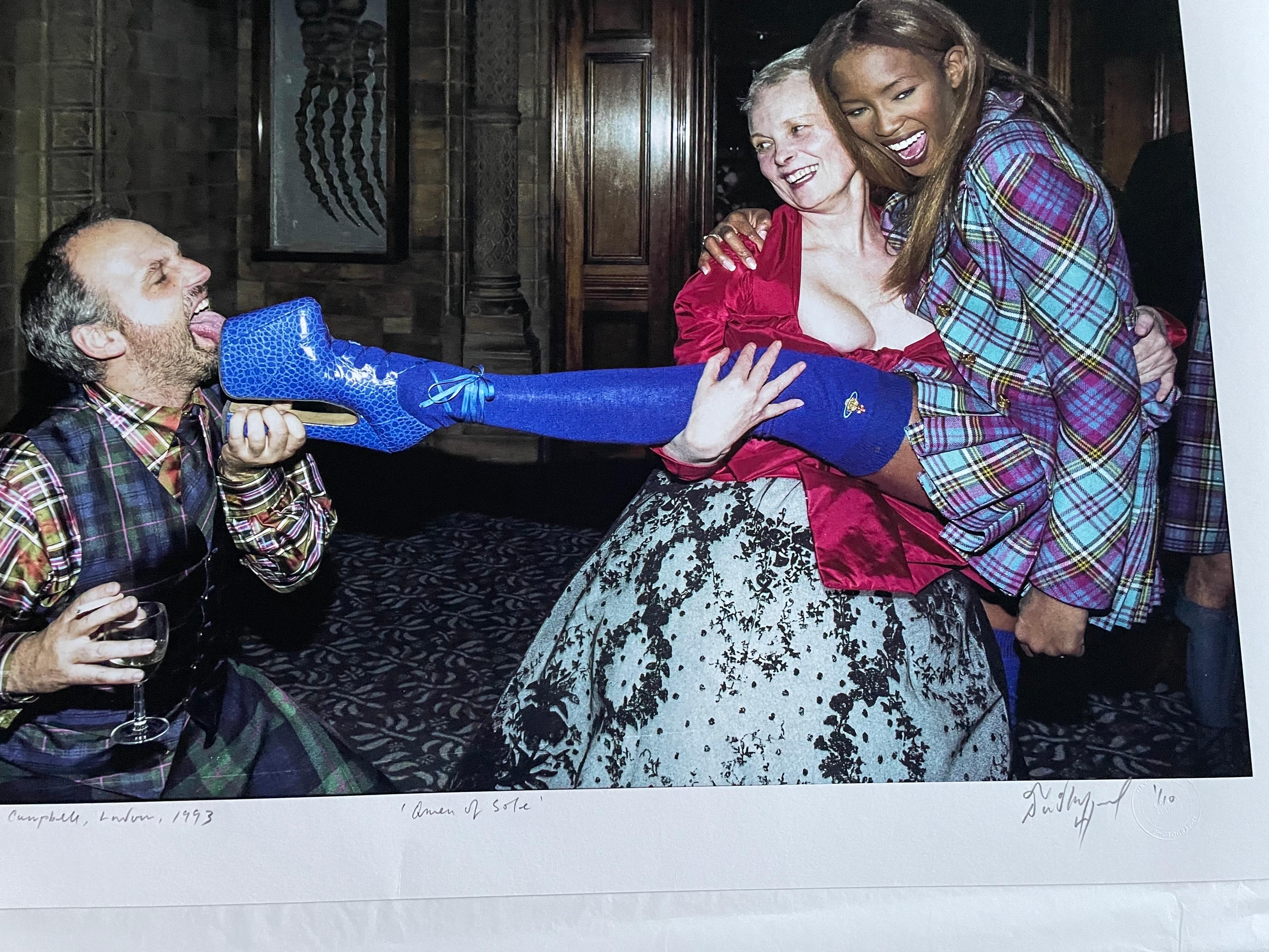 Naomi Campbell y Viv Westwood impresión en color 17 x 25 edición limitada - Portrait Photograph Negro de David Koppel