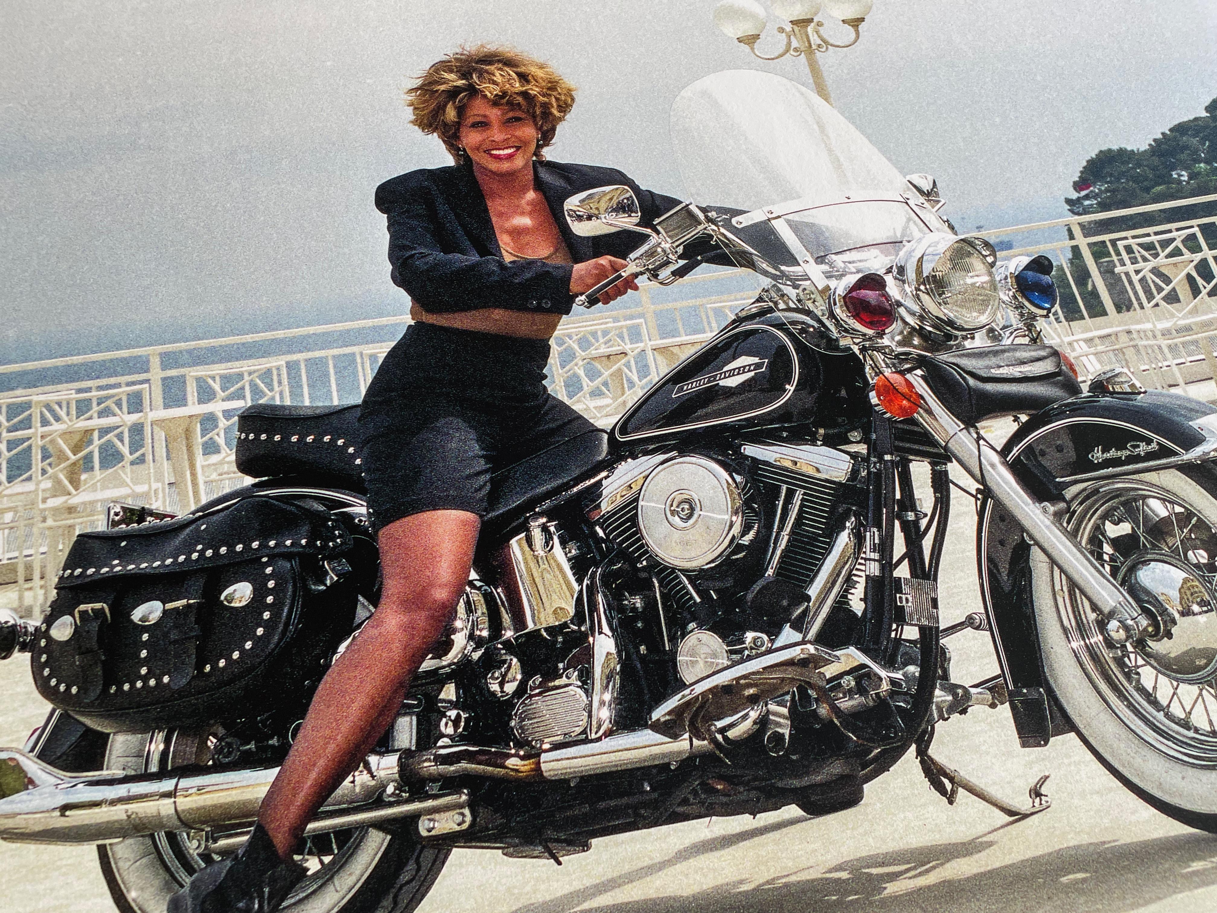 Tina Turner en moto Mónaco 35 x 24 impresión en color - Photograph Contemporáneo de David Koppel