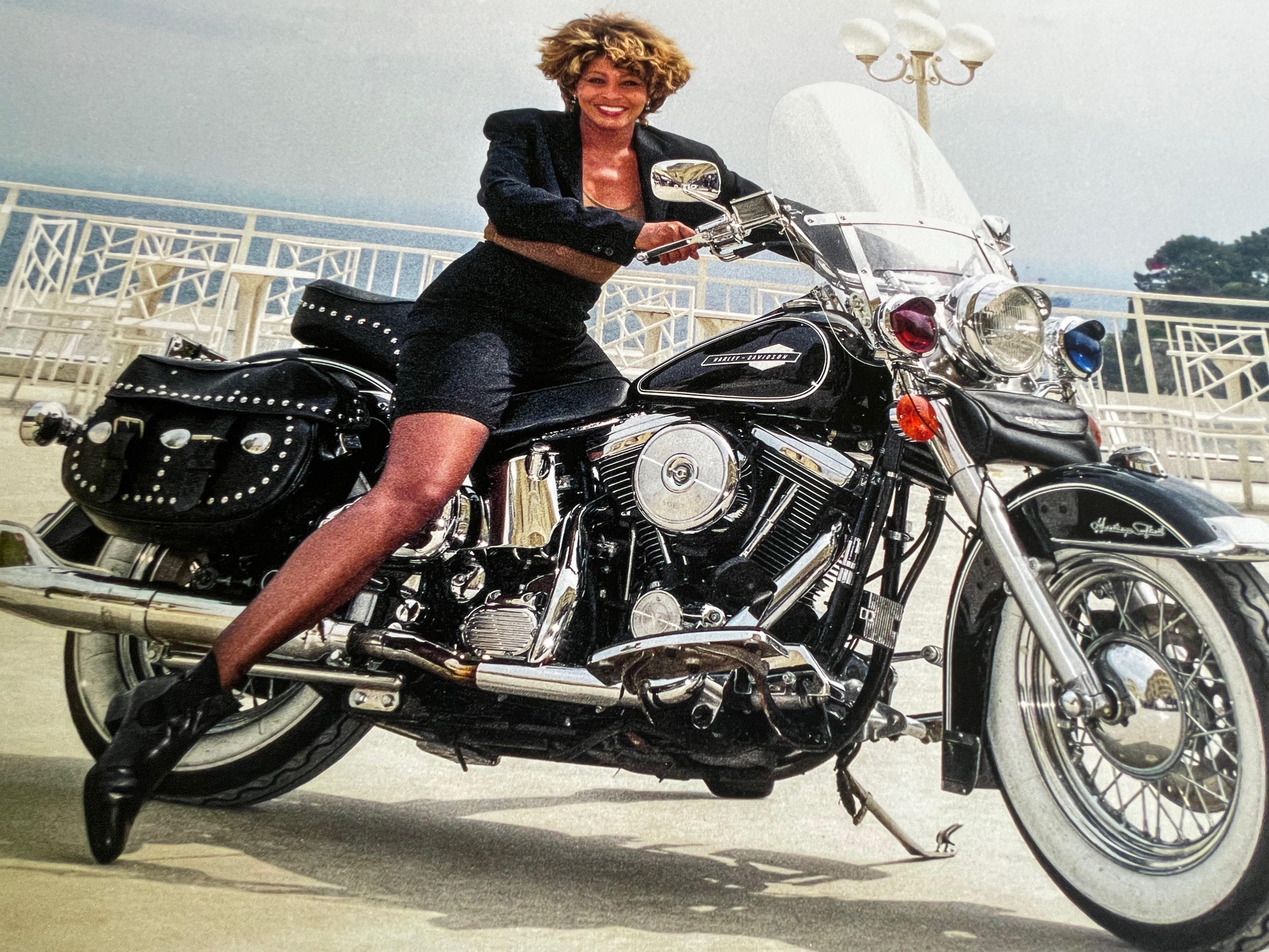 Tina Turner en moto Mónaco 35 x 24 impresión en color - Color Photograph Gris de David Koppel