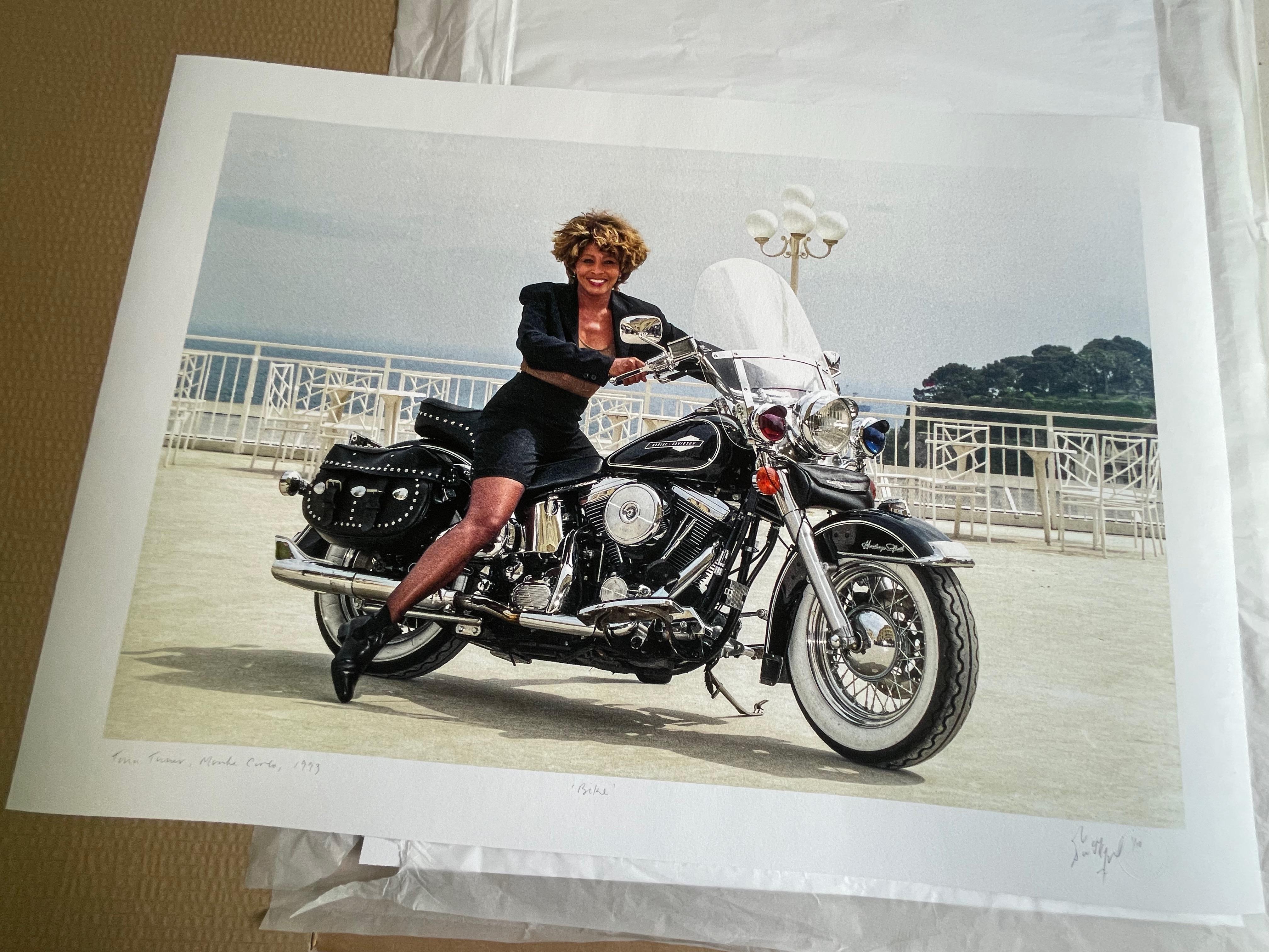 Tina Turner en moto Mónaco 35 x 24 impresión en color en venta 1