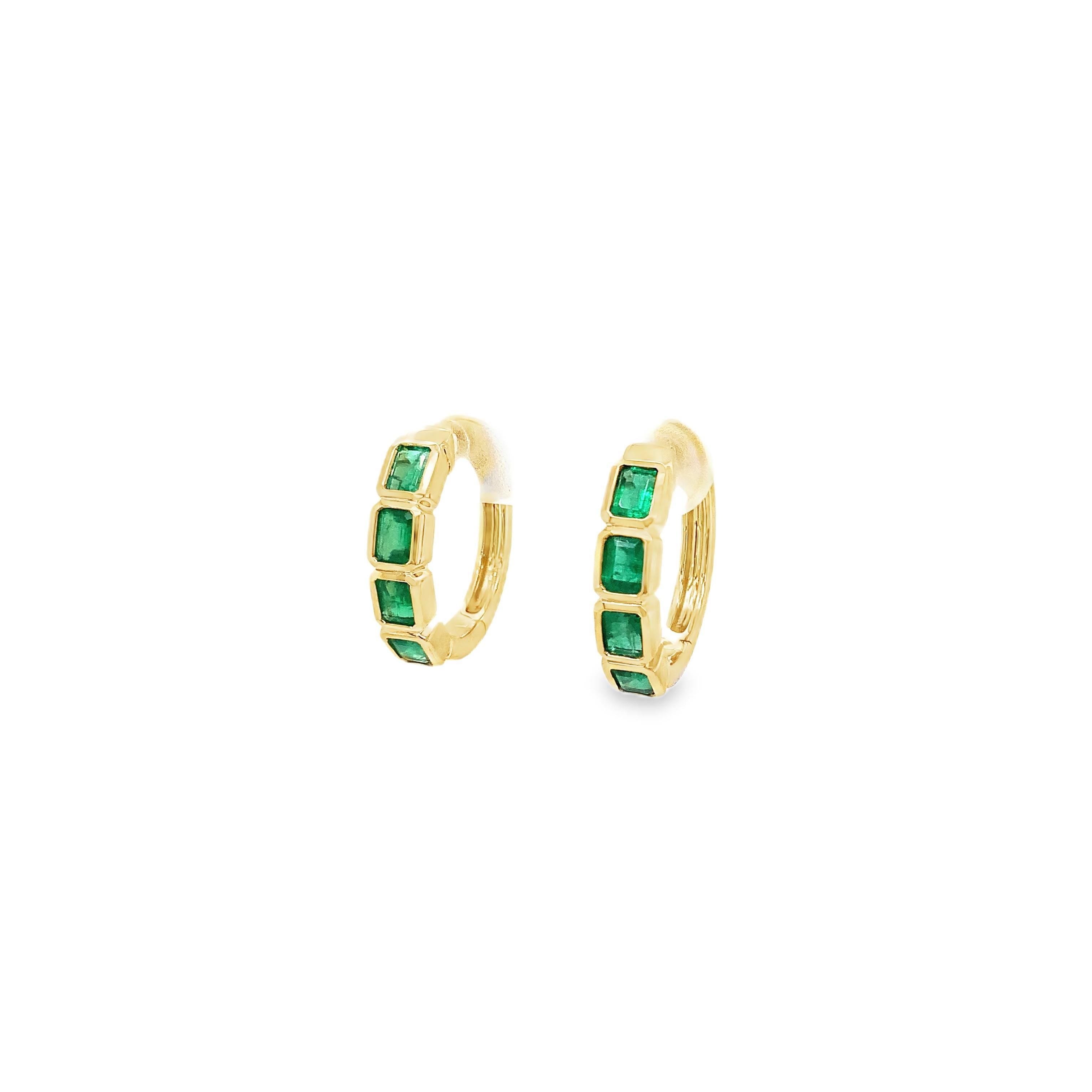 David Kord Bezel Set Emerald Cut Gem Quality Emerald Small Hoops Earring Set in Damen im Angebot