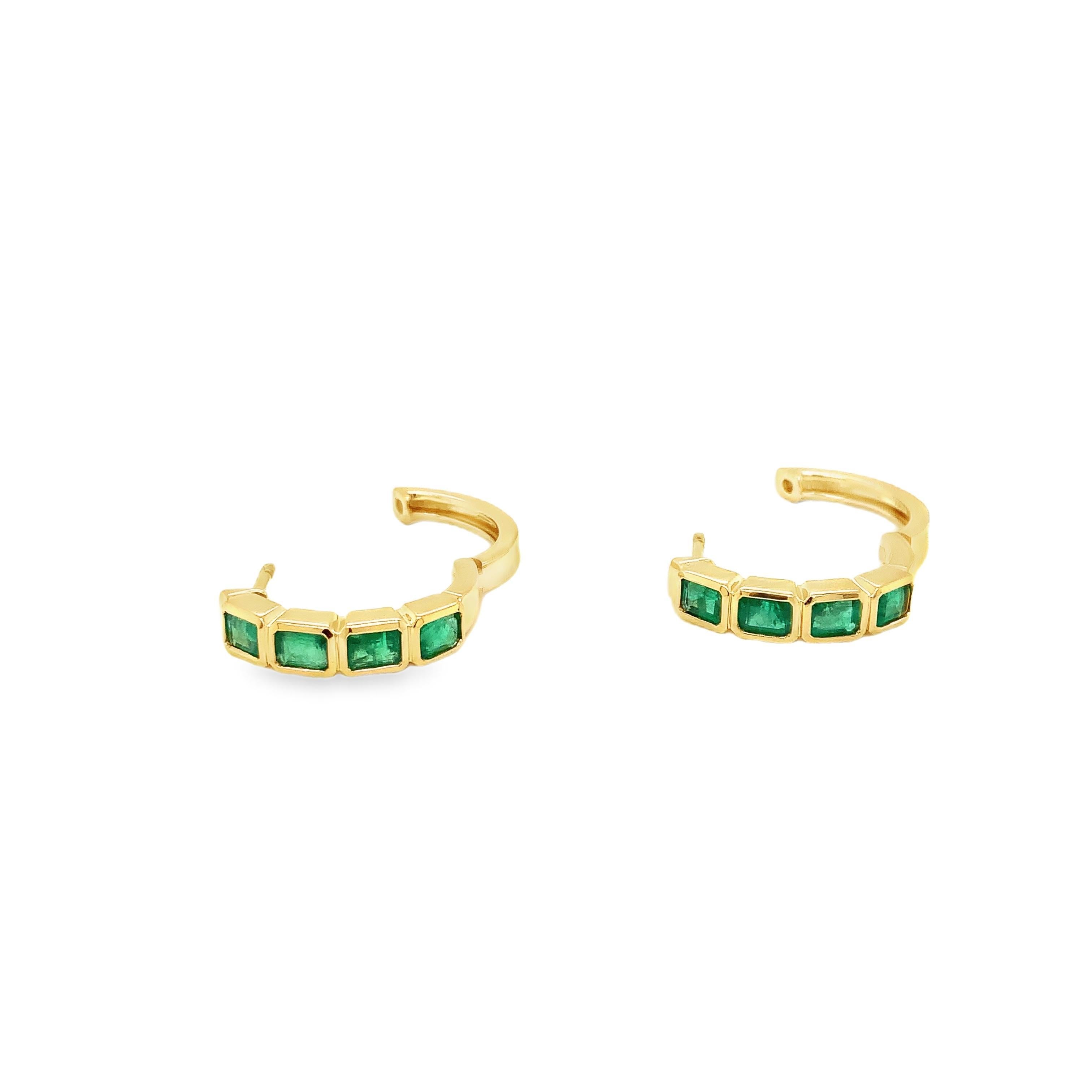 David Kord Bezel Set Emerald Cut Gem Quality Emerald Small Hoops Earring Set in im Zustand „Neu“ im Angebot in Los Gatos, CA