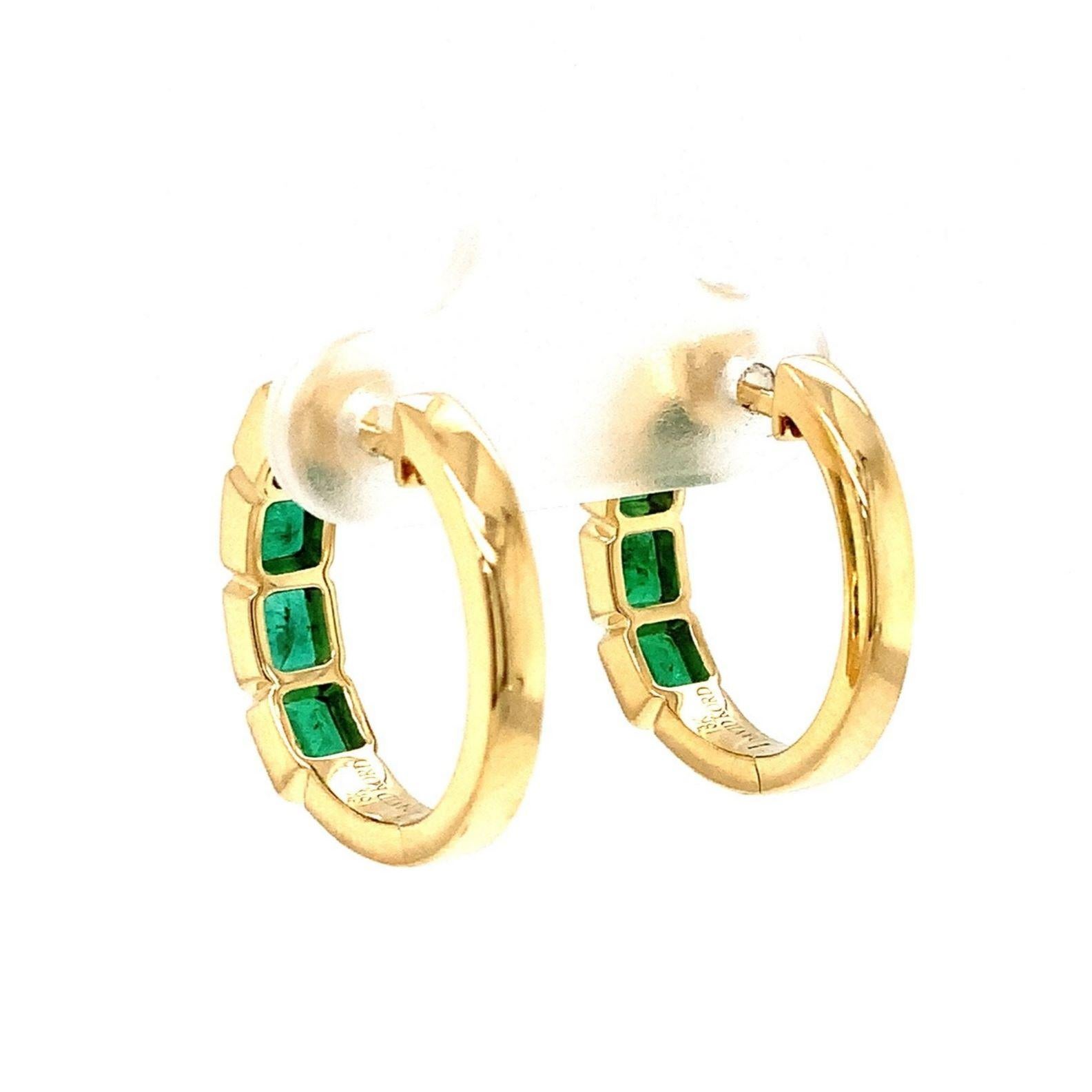 David Kord Bezel Set Emerald Cut Gem Quality Emerald Small Hoops Earring Set in (Smaragdschliff) im Angebot