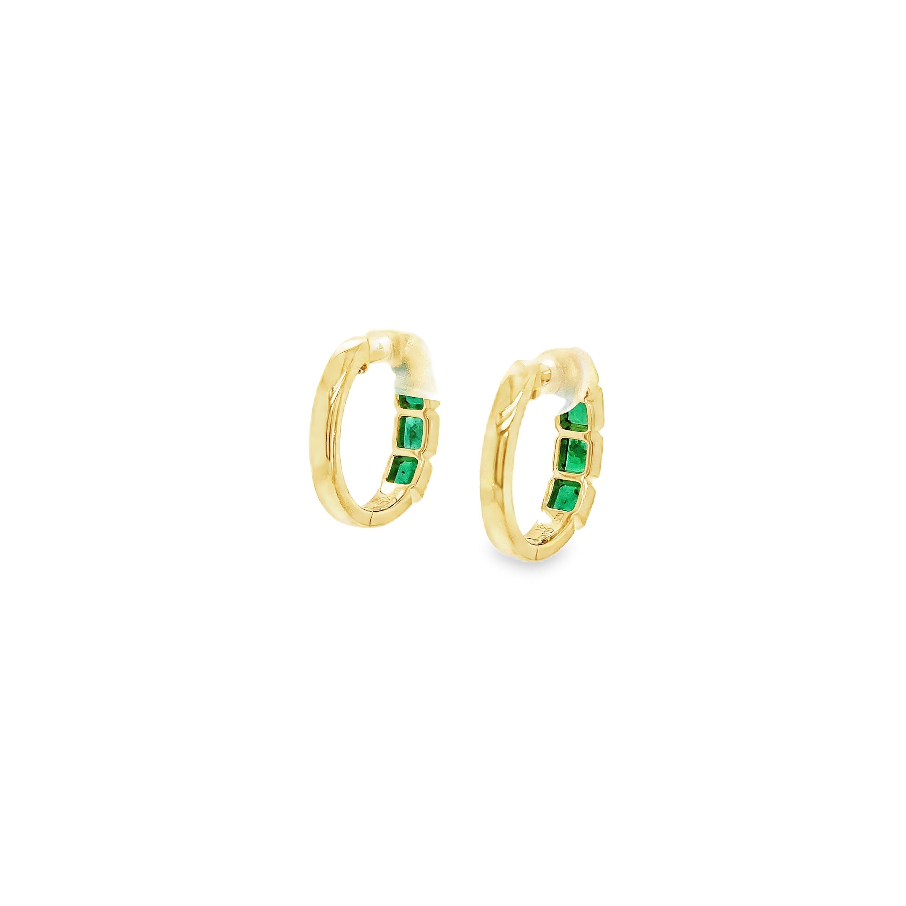 David Kord Bezel Set Emerald Cut Gem Quality Emerald Small Hoops Earring Set in im Angebot 2