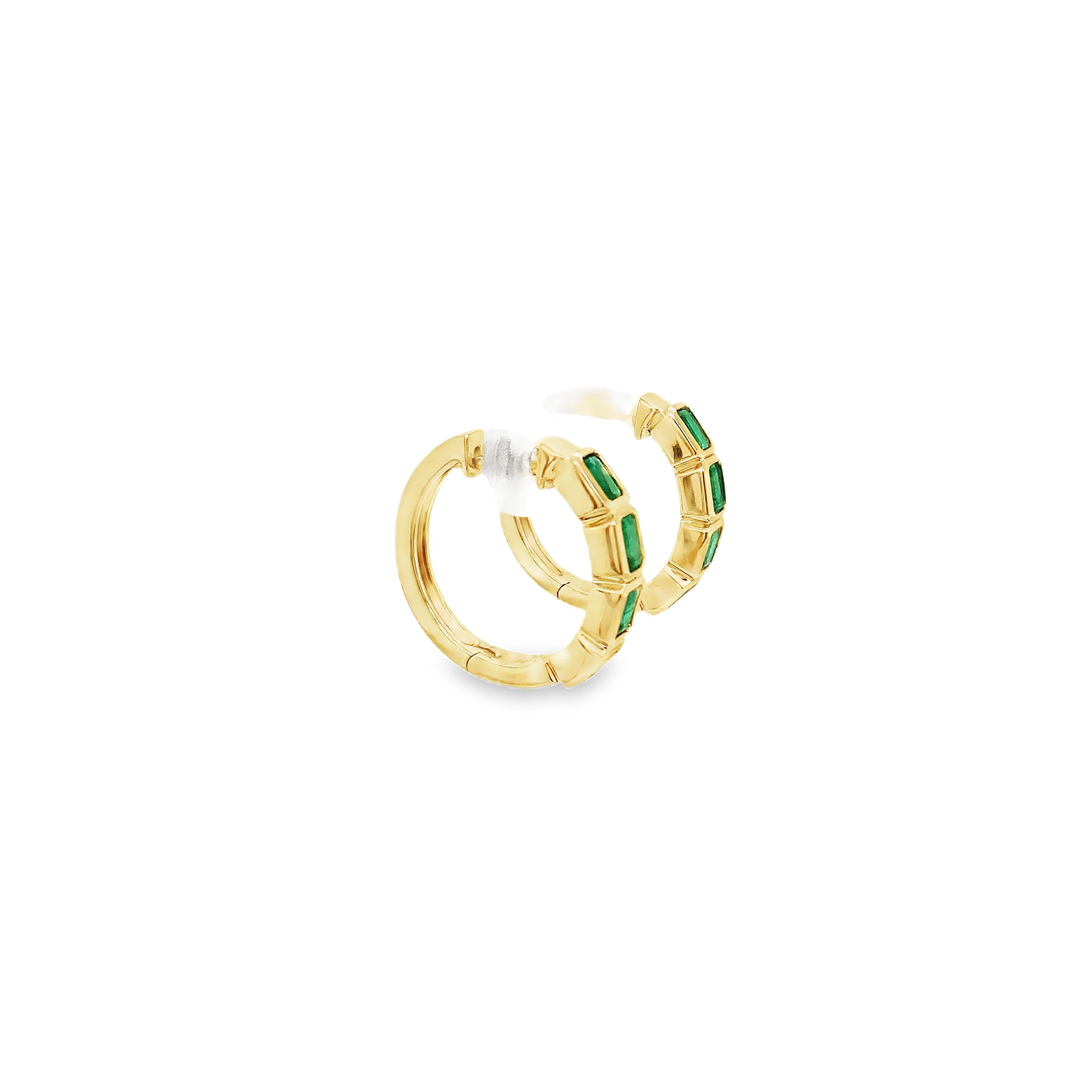 David Kord Bezel Set Emerald Cut Gem Quality Emerald Small Hoops Earring Set in im Angebot 3
