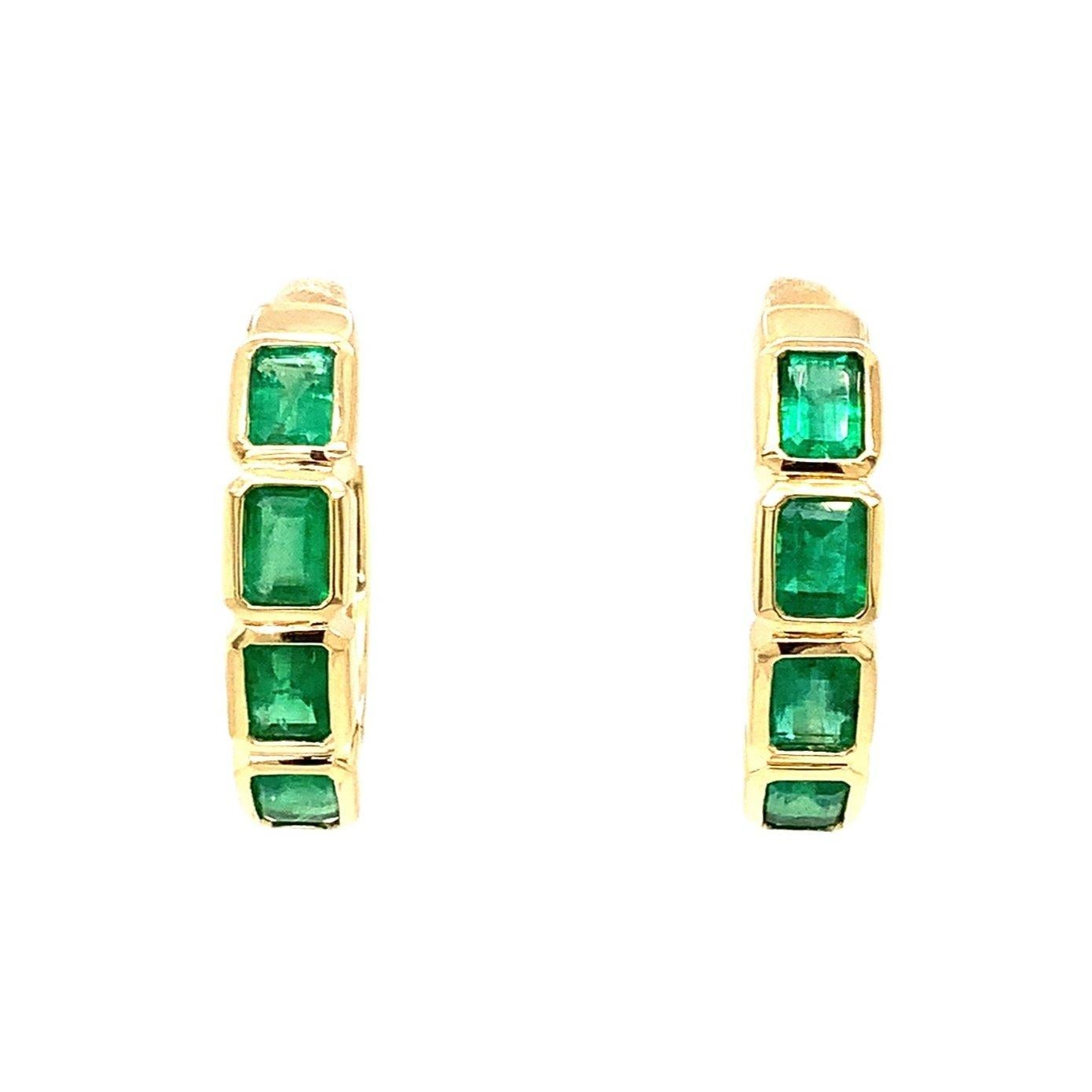 David Kord Bezel Set Emerald Cut Gem Quality Emerald Small Hoops Earring Set in (Moderne) im Angebot