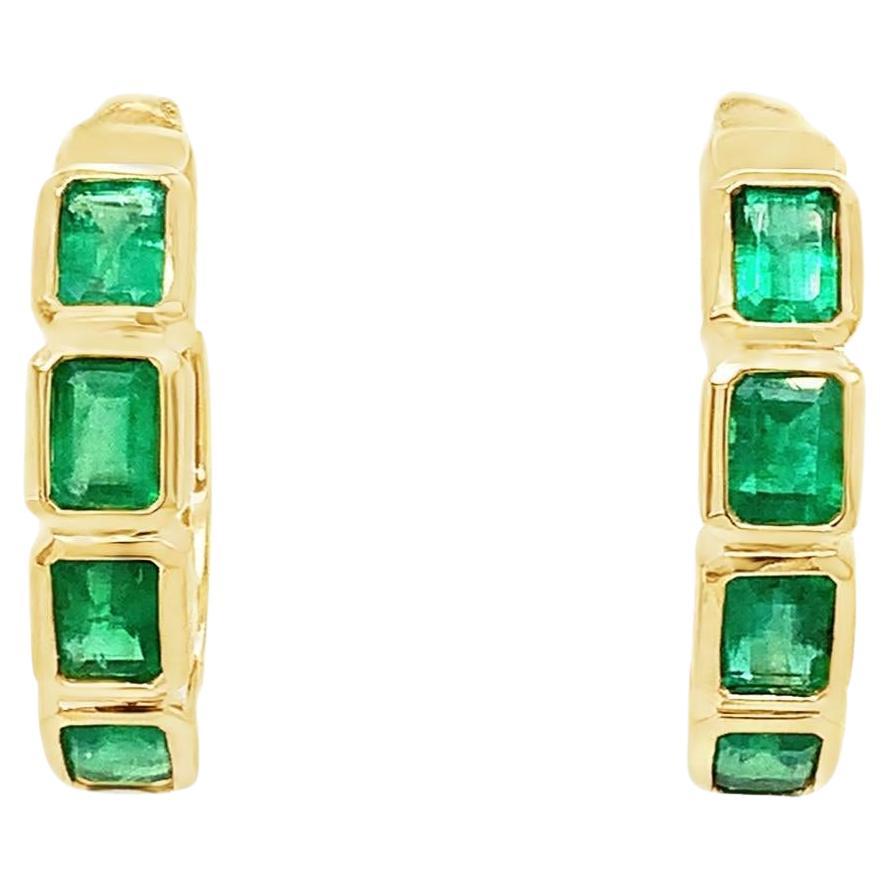 David Kord Bezel Set Emerald Cut Gem Quality Emerald Small Hoops Earring Set in im Angebot