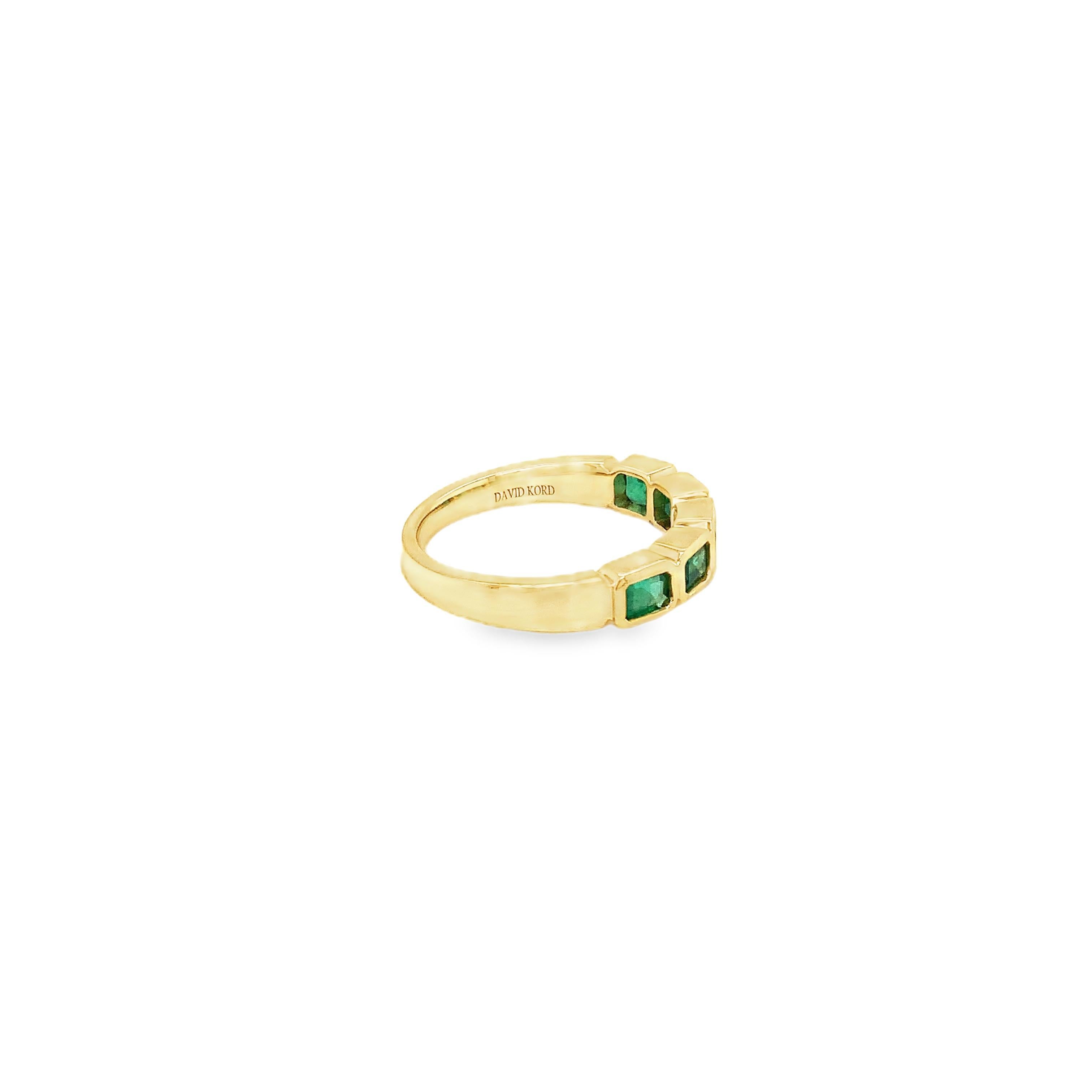 David Kord Smaragdring in 18 Karat Gelbgold mit Lünettenfassung in Smaragdschliff-Edelsteinqualität mit Smaragdschliff Damen im Angebot