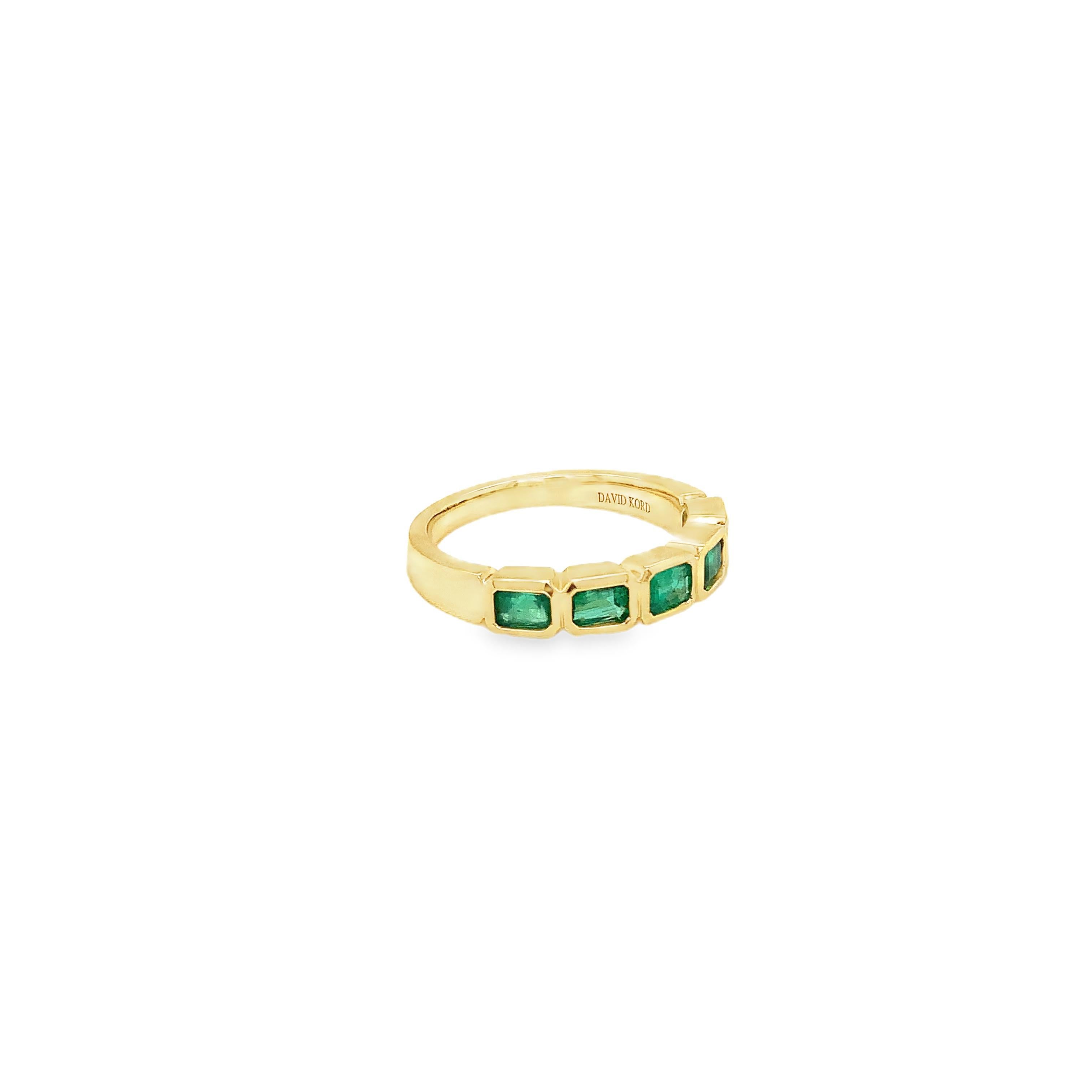 David Kord Smaragdring in 18 Karat Gelbgold mit Lünettenfassung in Smaragdschliff-Edelsteinqualität mit Smaragdschliff im Angebot 1