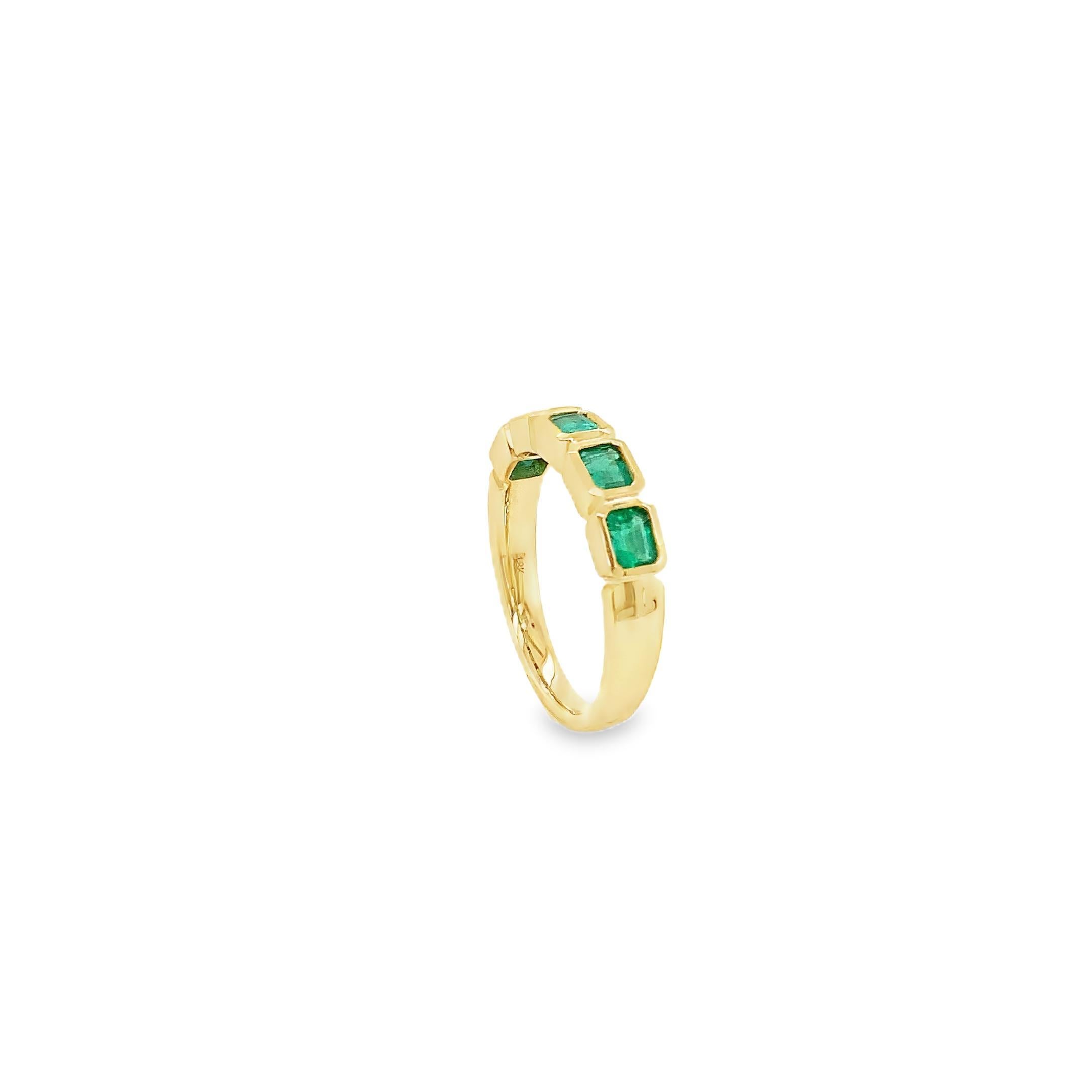 David Kord Smaragdring in 18 Karat Gelbgold mit Lünettenfassung in Smaragdschliff-Edelsteinqualität mit Smaragdschliff im Angebot 2