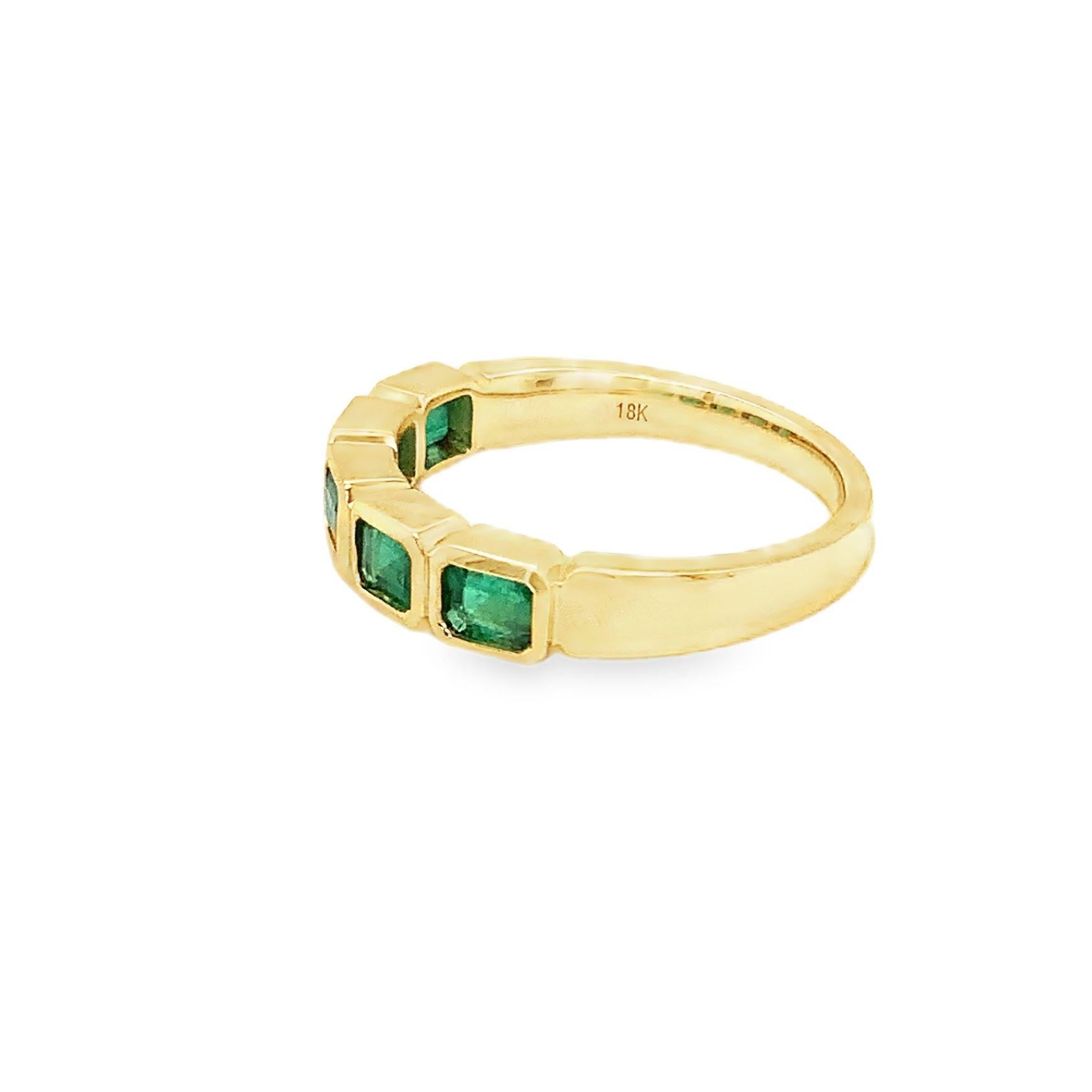 David Kord Smaragdring in 18 Karat Gelbgold mit Lünettenfassung in Smaragdschliff-Edelsteinqualität mit Smaragdschliff im Angebot 3