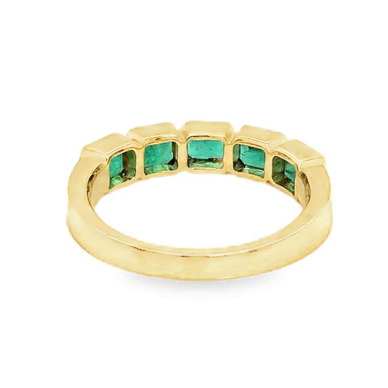 David Kord Smaragdring in 18 Karat Gelbgold mit Lünettenfassung in Smaragdschliff-Edelsteinqualität mit Smaragdschliff im Angebot 4