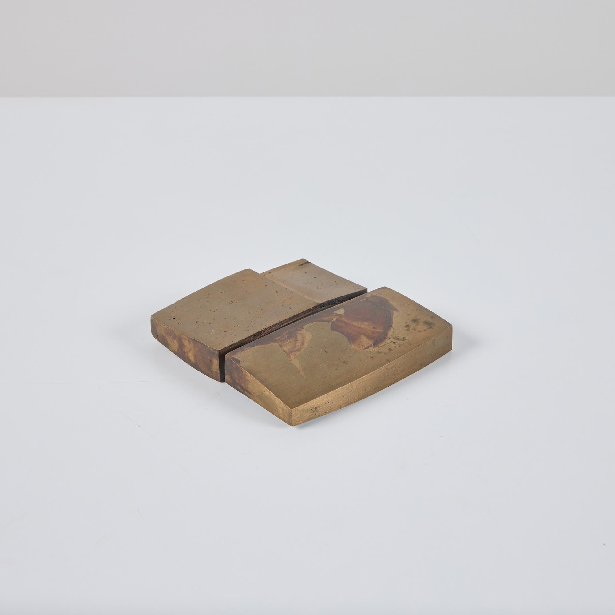Abstrakte Skulptur oder Briefbeschwerer aus Messing des Künstlers David L. Deming, ca. 1969, USA. Dieses gewichtige Objekt hat ineinandergreifende quadratische und rechteckige Formen. Er eignet sich hervorragend als Briefbeschwerer im Büro oder als