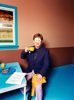 Elton John: Ei auf seinem Gesicht