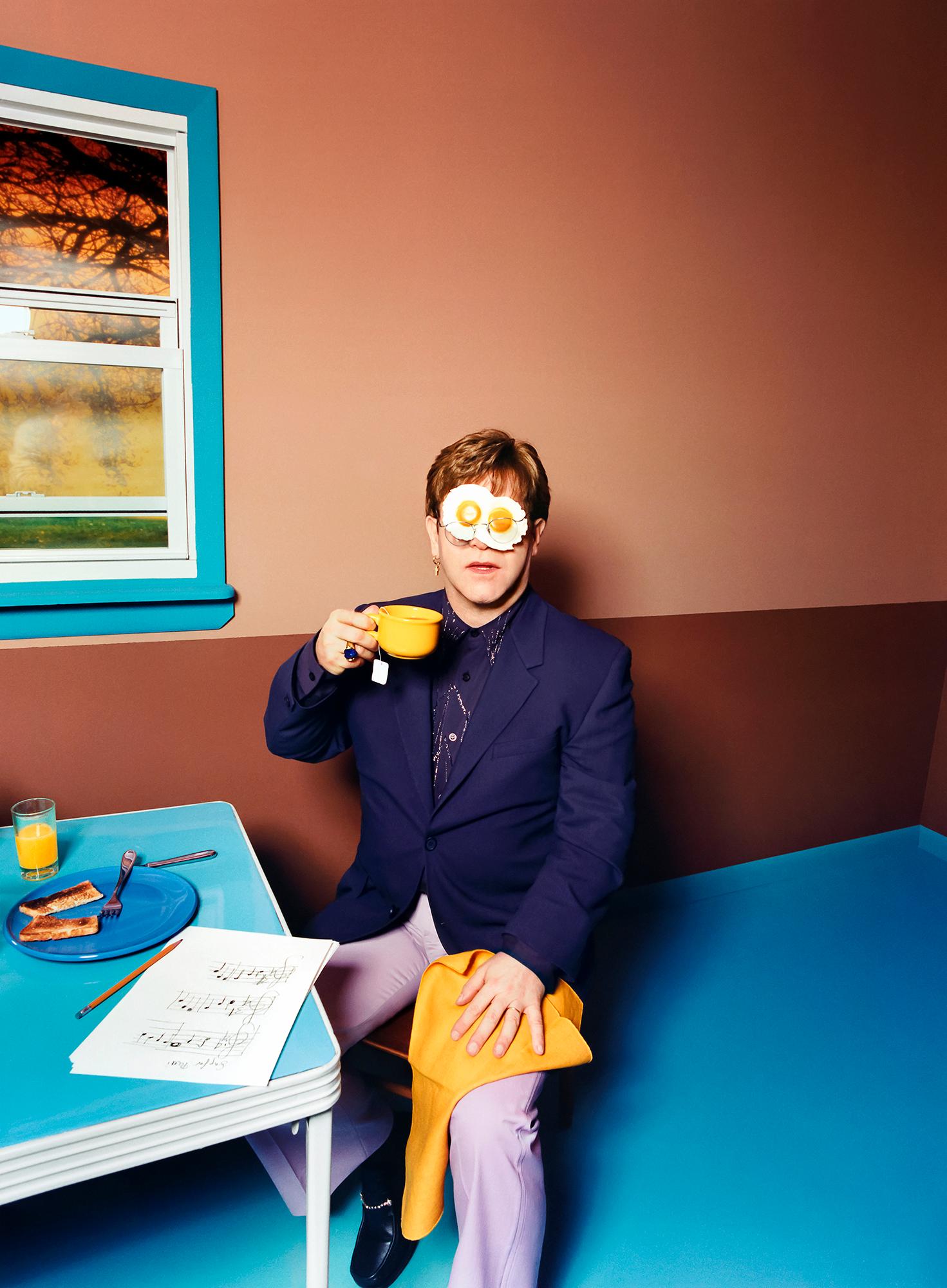 Color Photograph David LaChapelle - Elton John : Œuf sur son visage, New York