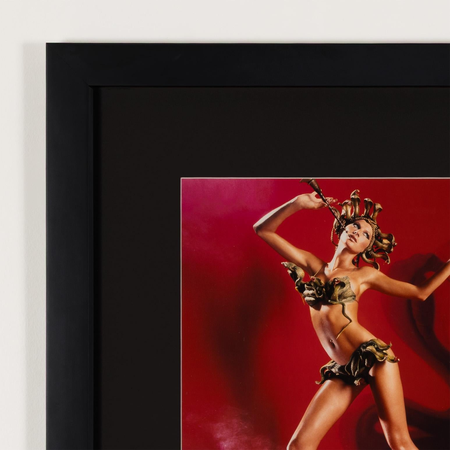 Gisele : Charmeuse de serpents - Contemporain Photograph par David LaChapelle
