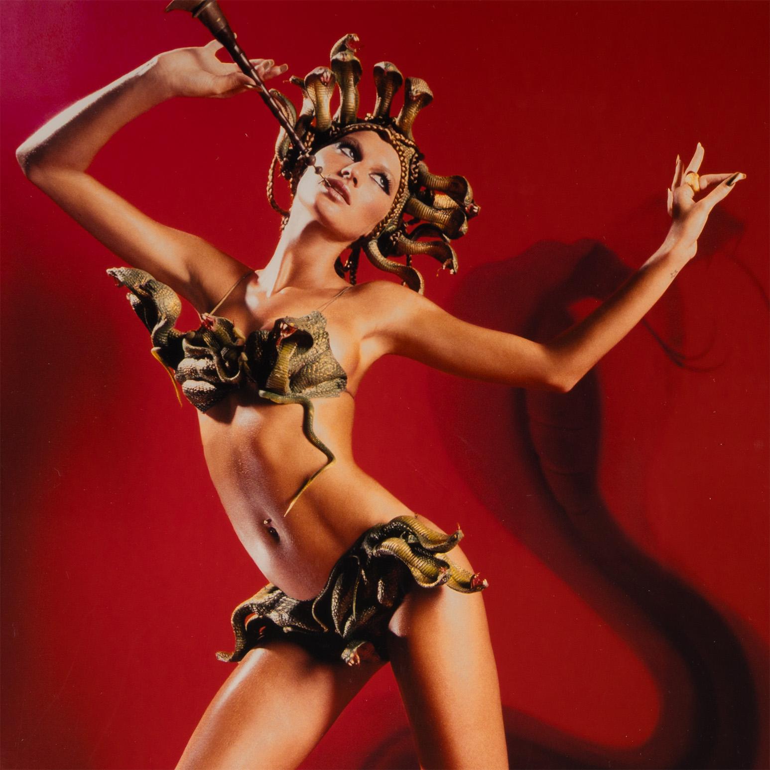 Gisele : Charmeuse de serpents en vente 1