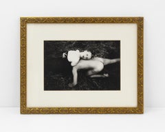 Hombre y mujer desnudos en la hierba (Conejos blancos)