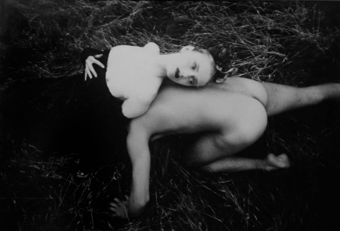 David LaChapelle Nude Photograph – Akt Mann und Frau im Gras (Weiße Kaninchen)