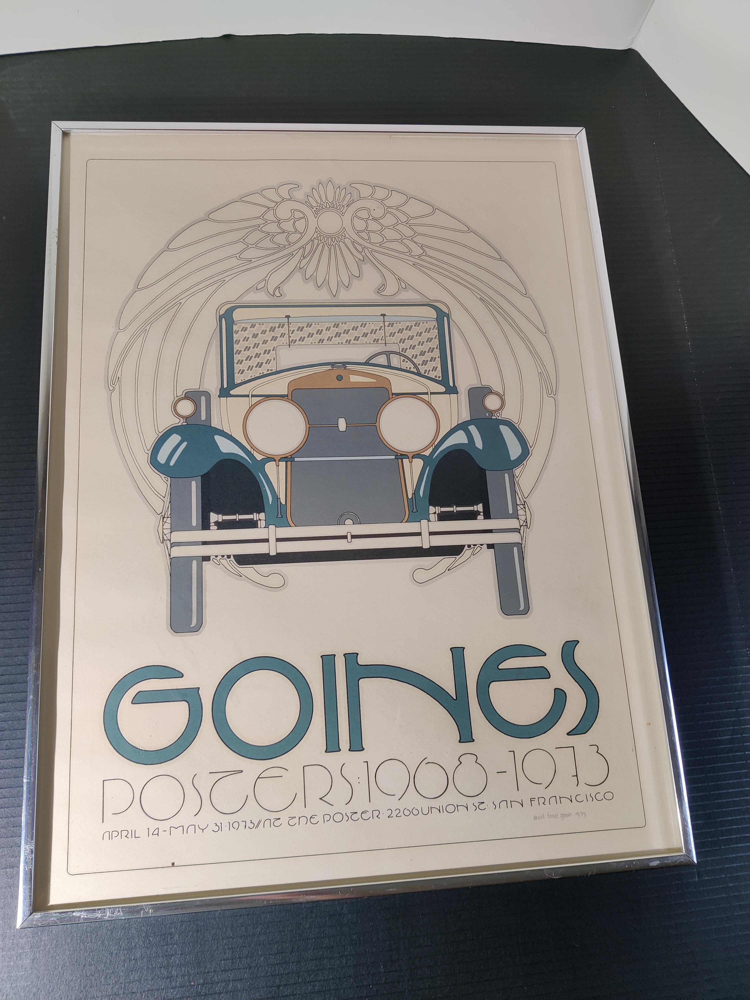 Póster de David Lance Goines de automóvil antiguo firmado por el artista 1973.   Goines es un calígrafo y artista estadounidense. 
El póster está montado en seco. 
La montura de plata está algo desgastada por el paso del tiempo.   Enmarcado en 1975.