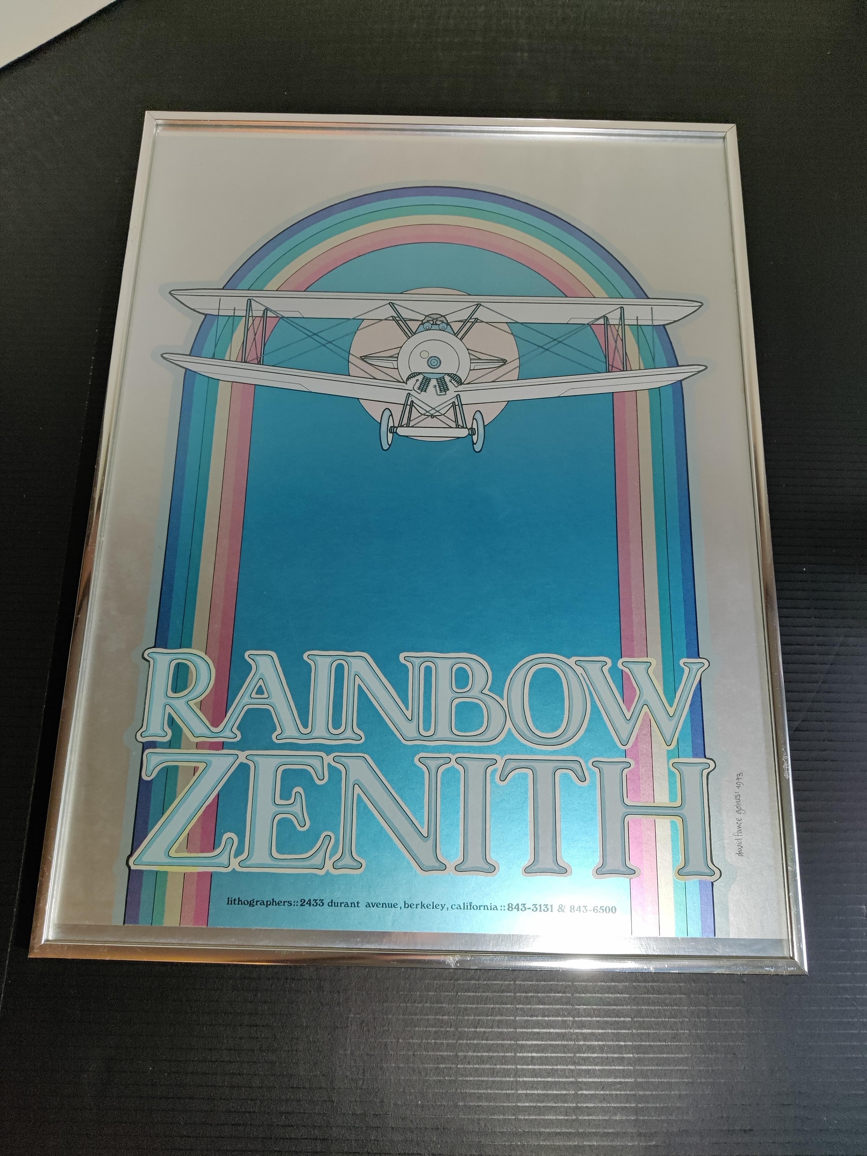 David Lance Goines Rainbow Zenith litografía original firmada por el artista 1973
Papel de plata.
Marco original de plata.   Algunos arañazos en el marco.   Enmarcado en 1975.
Imagen 17,5 x 23,5