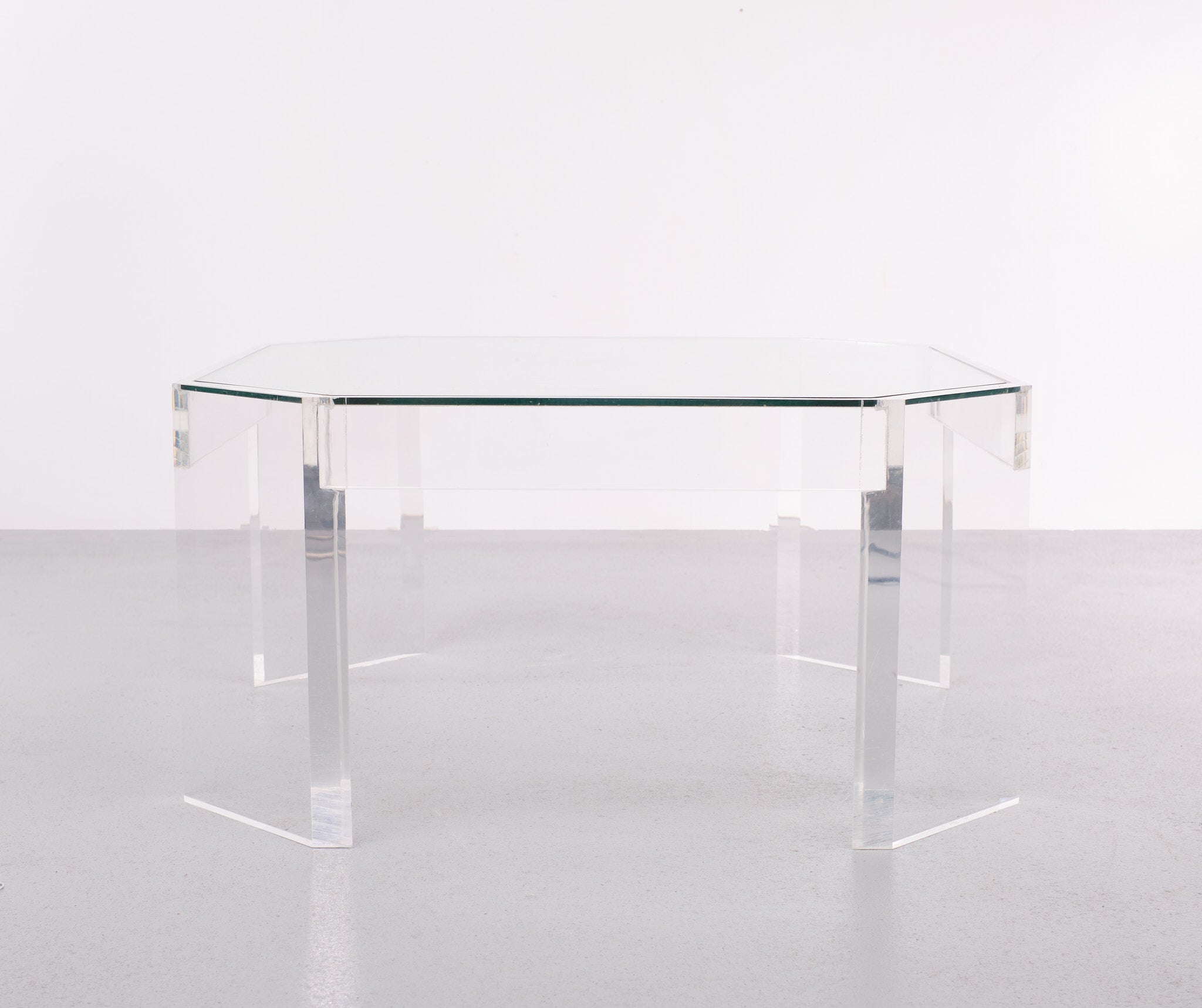 Beautiful made Lucite coffee table in an Octangle shaped .Nice thick Lucite 
comes with a Glass top . Design by David Lange France 1970s . 
Only one problem difficult to photograph. The table is in a Good condition .
normal wear and tear.

 Please