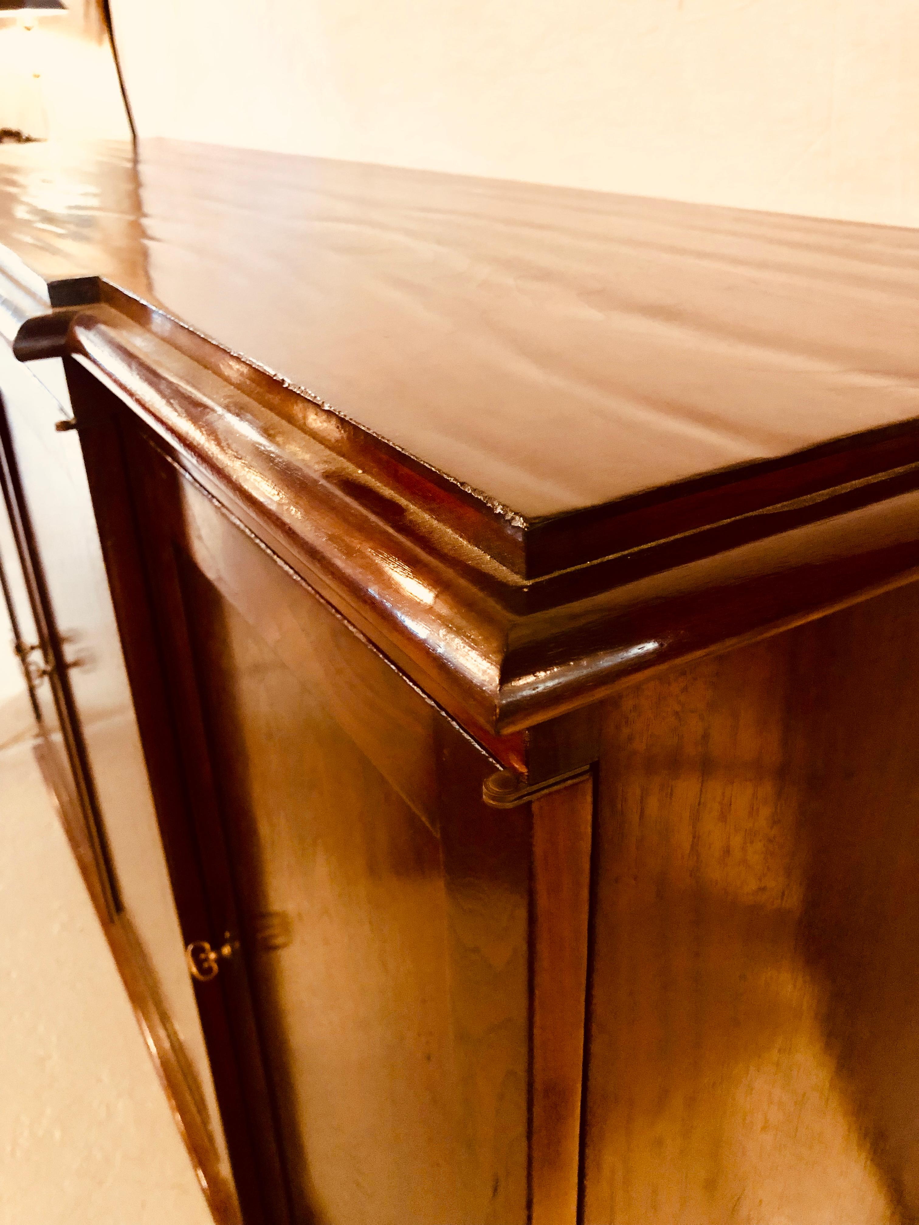 David Latesta Studio Weatherly Mahogany Breakfront Sideboard Buffet Server In Good Condition In Manhasset, NY