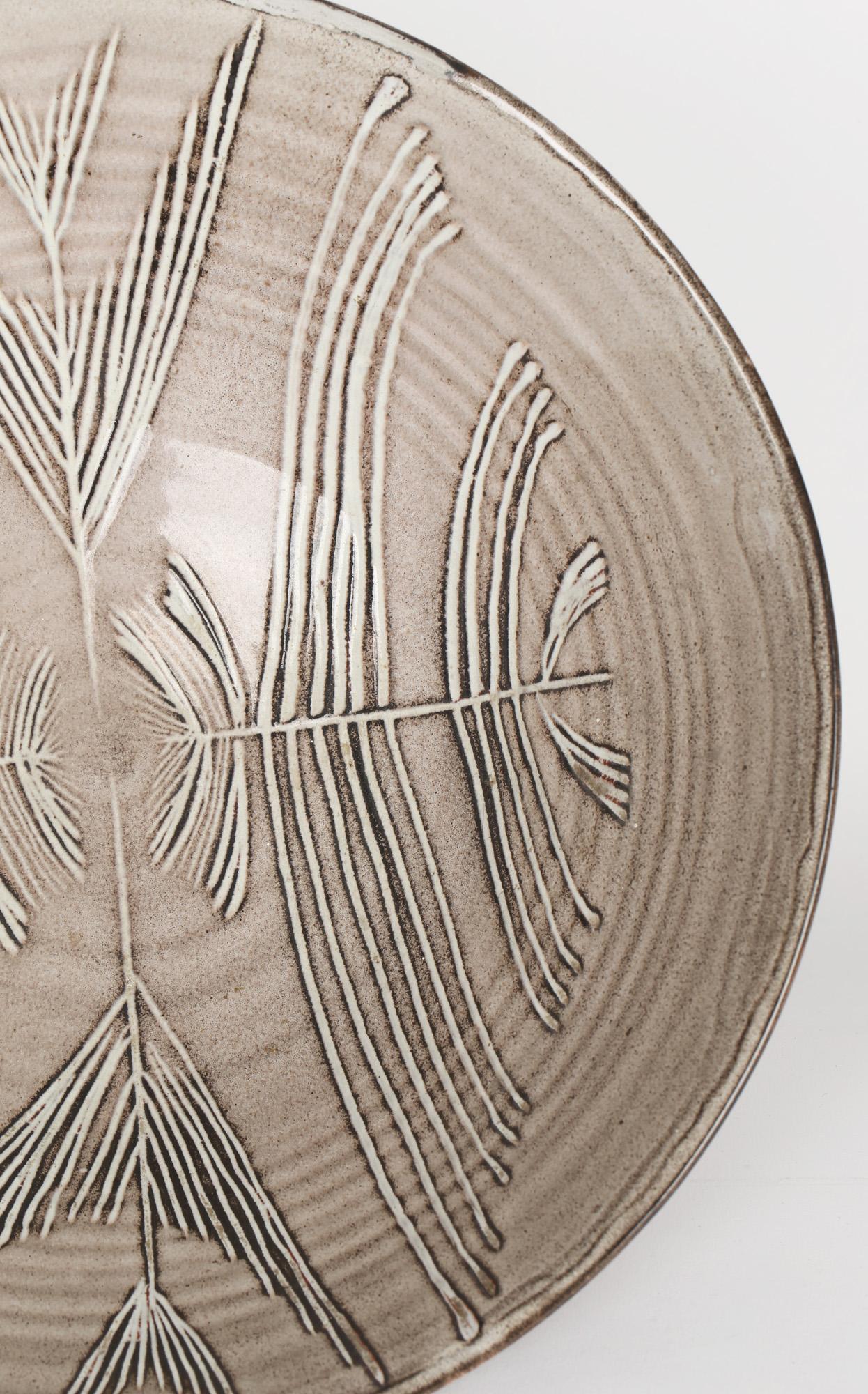 Bol en poterie d'atelier émaillée grise à motif de plumes David Leach en vente 3