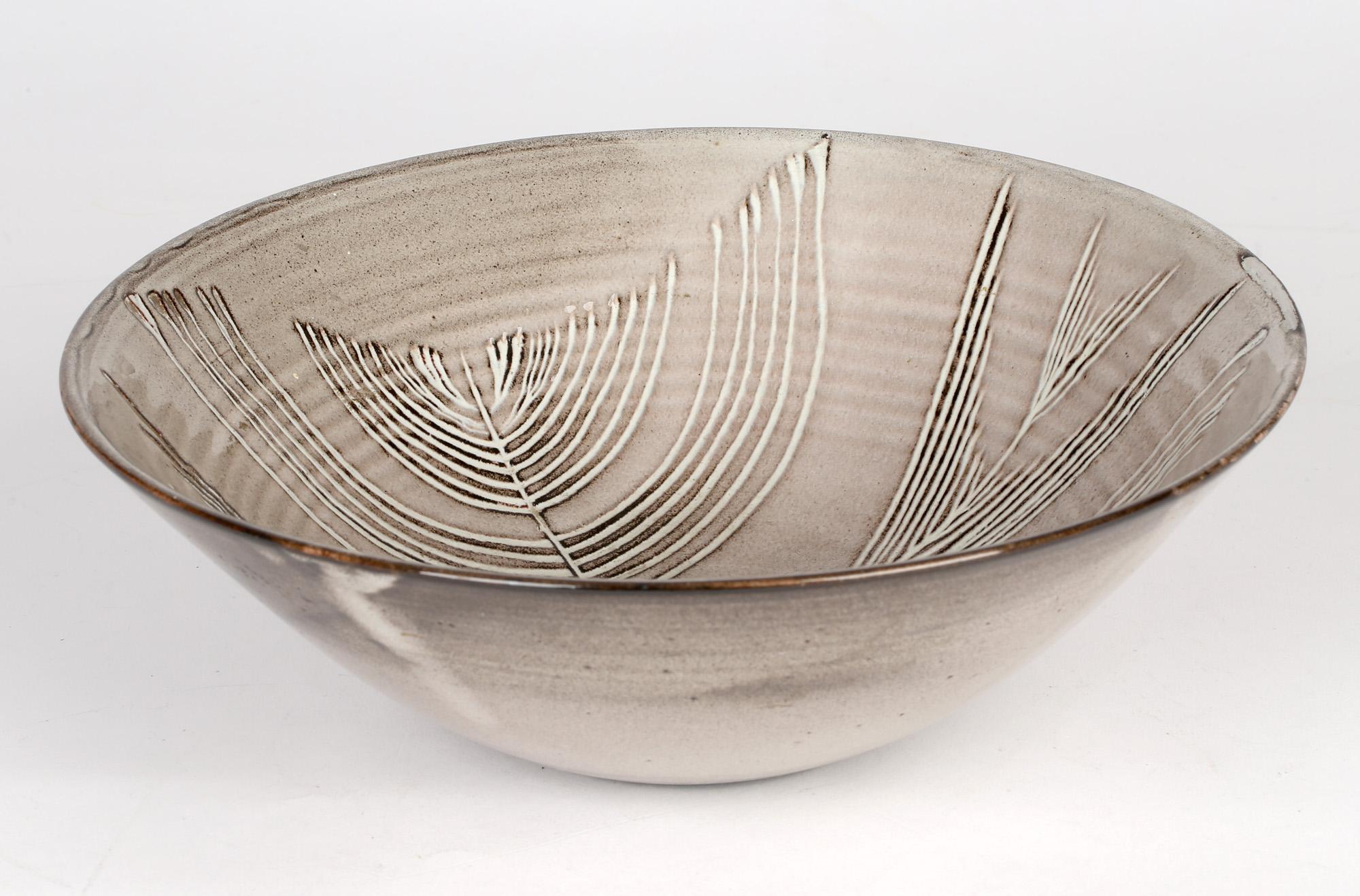 Milieu du XXe siècle Bol en poterie d'atelier émaillée grise à motif de plumes David Leach en vente