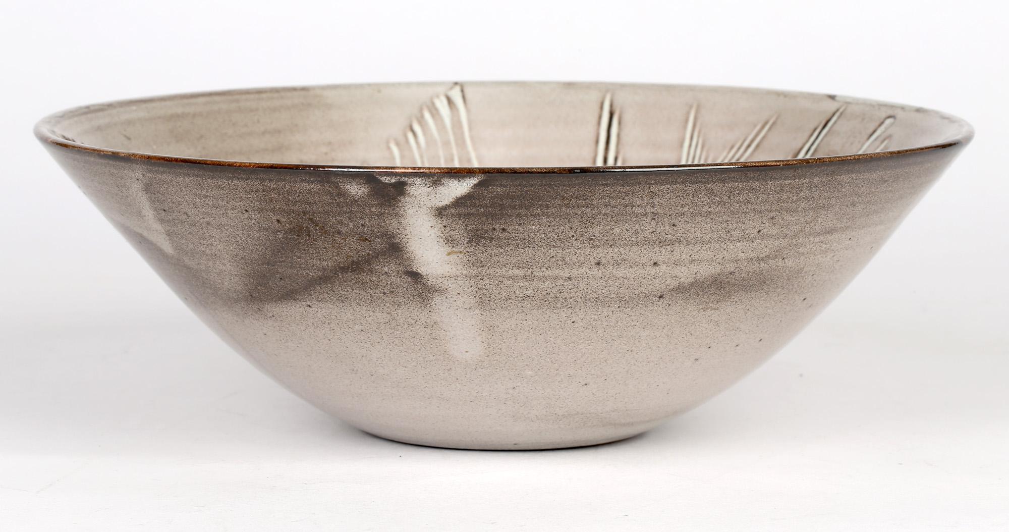Poteries Bol en poterie d'atelier émaillée grise à motif de plumes David Leach en vente