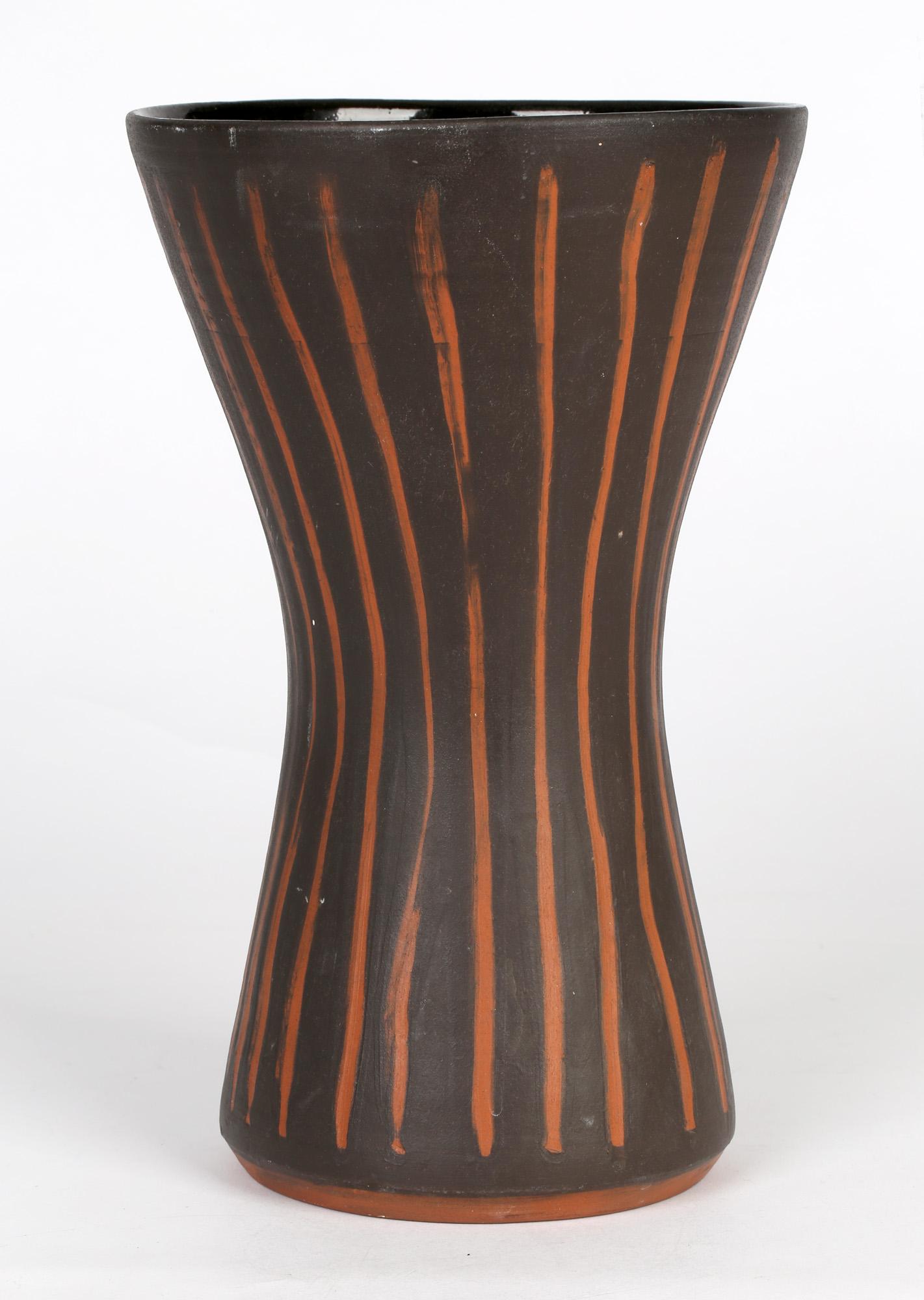Milieu du XXe siècle Vase en poterie décoratif au motif vertical par David Leach en vente