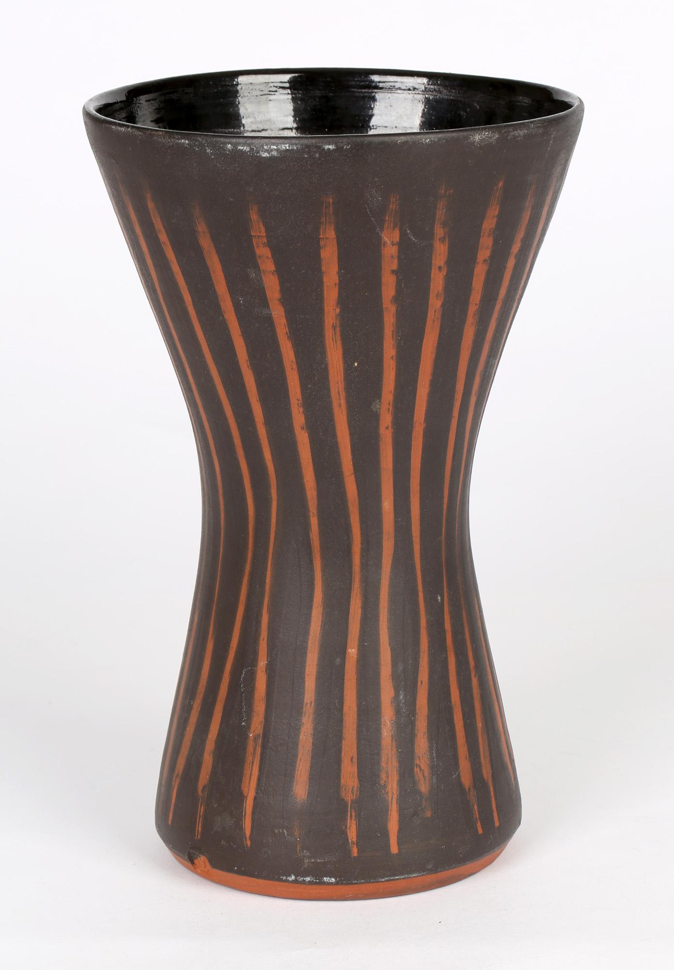 Poteries Vase en poterie décoratif au motif vertical par David Leach en vente