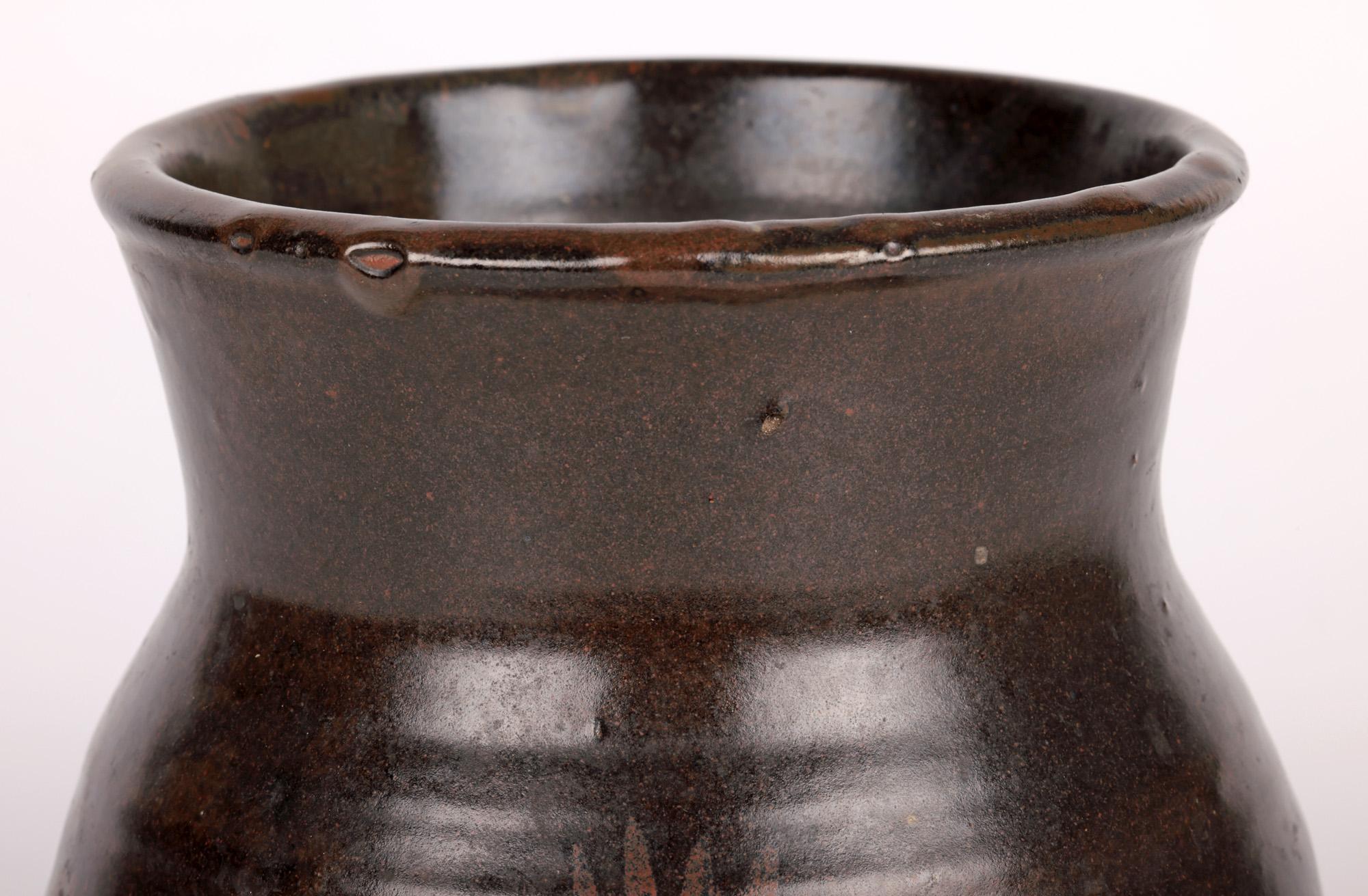 Eine seltene und frühe Vase aus dem Studio von Leach Pottery mit einem Fingerhut-Muster, das David Leach (Brite, 1911-2005) zugeschrieben wird und aus der Zeit um 1930 stammt. David begann 1930 zusammen mit seinem Vater in der Leach Pottery in St.