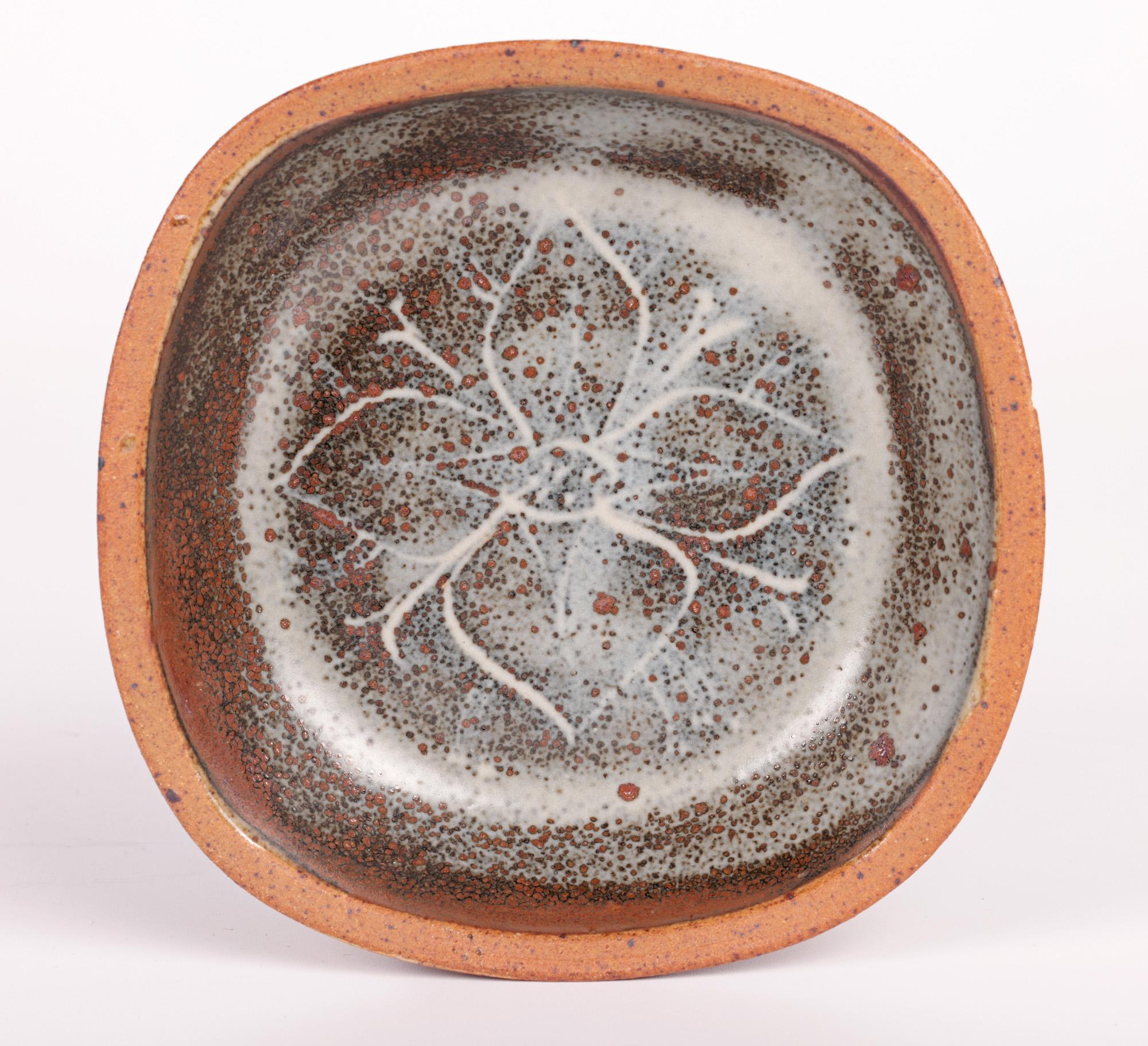 David Leach Pottery Studio Pottery Floral Decorated Dish (Plat à décor floral)  en vente 2