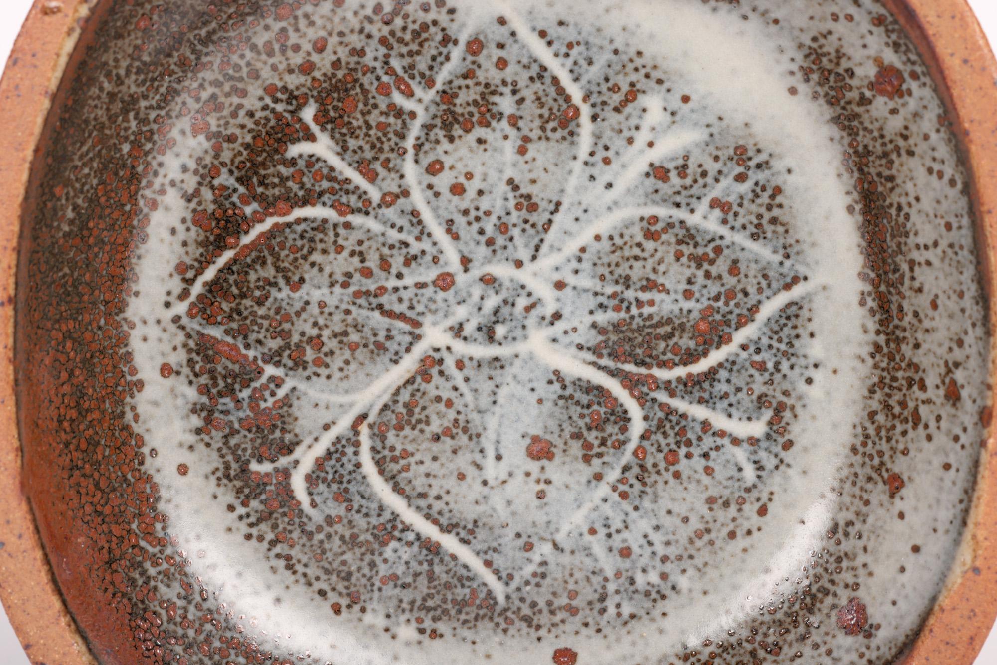 Mid-Century Modern David Leach Pottery Studio Pottery Floral Decorated Dish (Plat à décor floral)  en vente