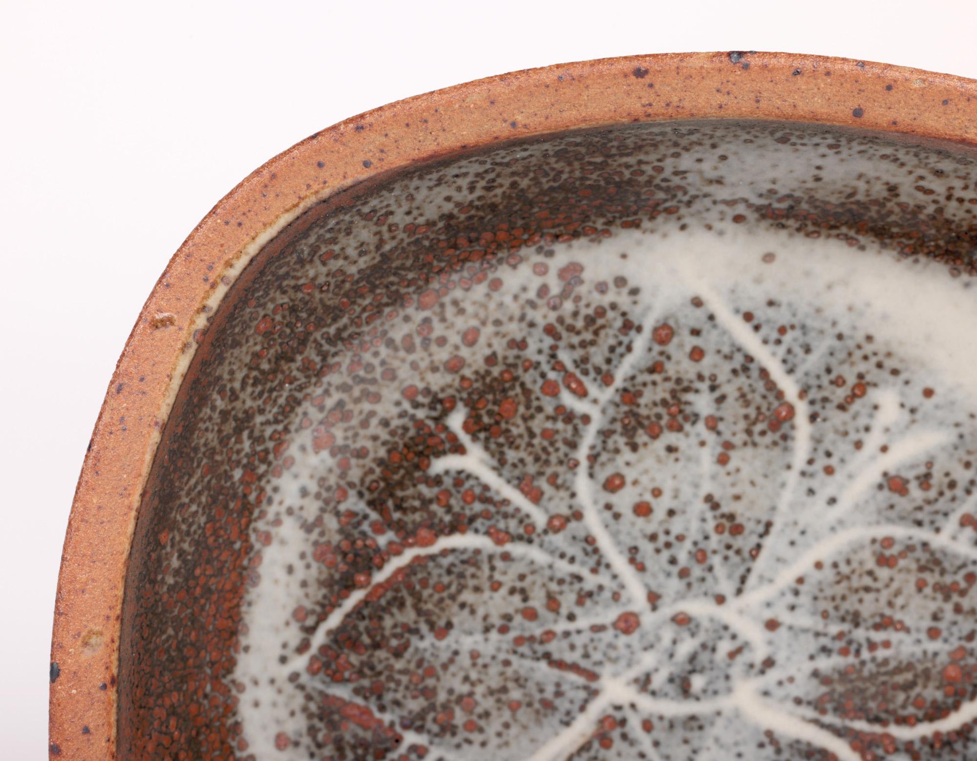 David Leach Lowerdown Pottery Studio Pottery Dekoschale mit Blumendekor  (Ende des 20. Jahrhunderts) im Angebot